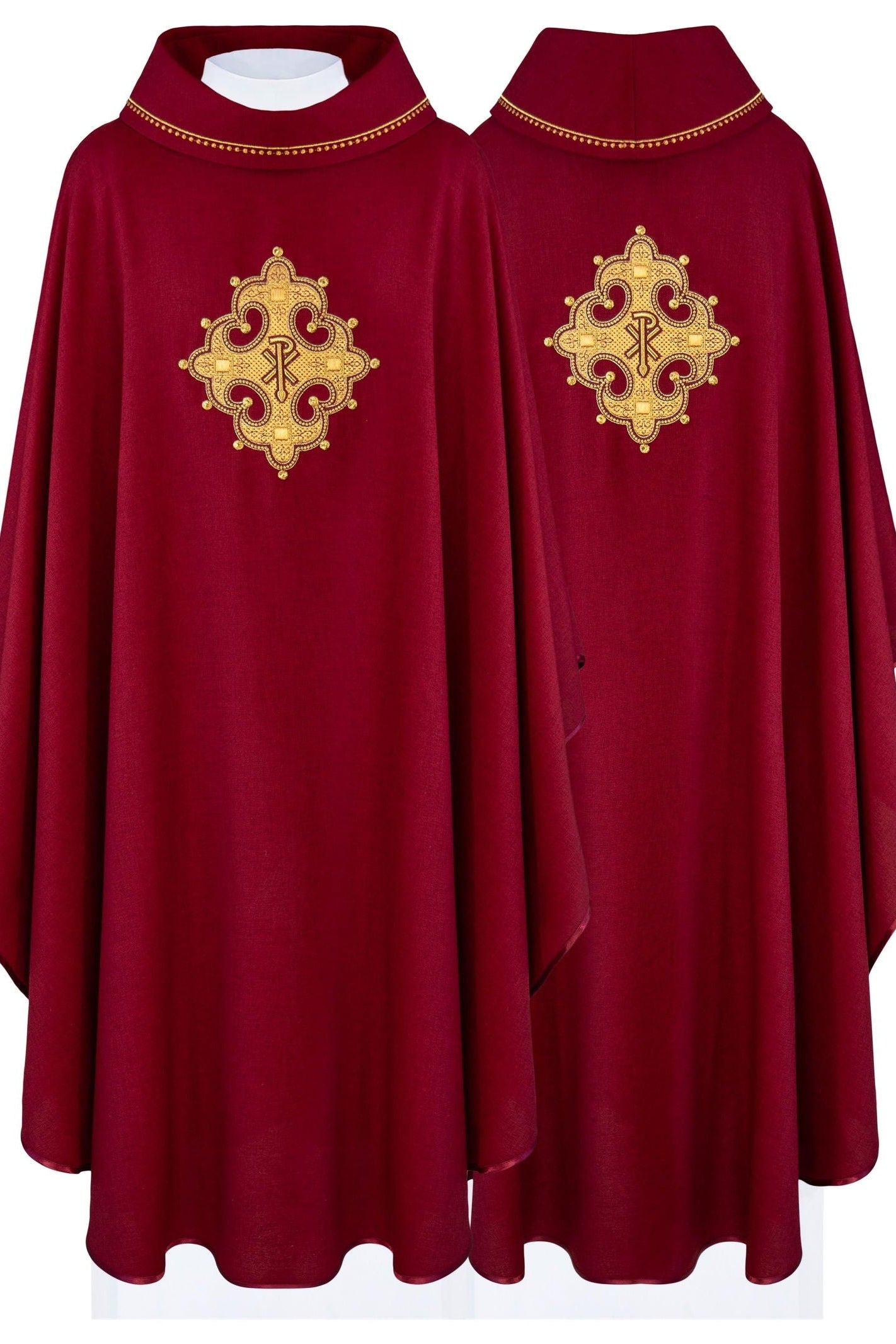 Chasuble avec croix brodée et bordure dorée sur le col en rouge