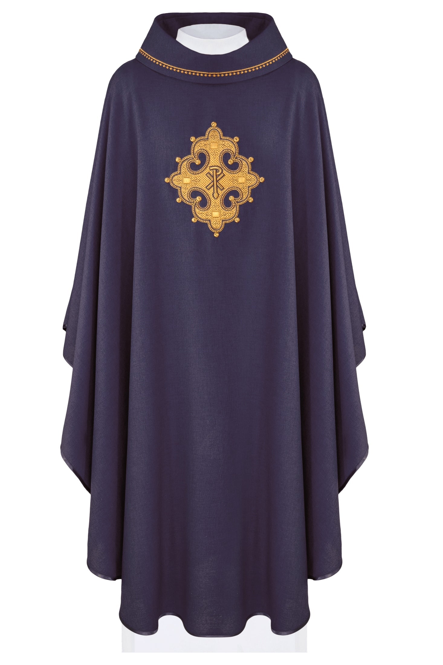 Chasuble avec croix brodée et bordure dorée sur le col en violet