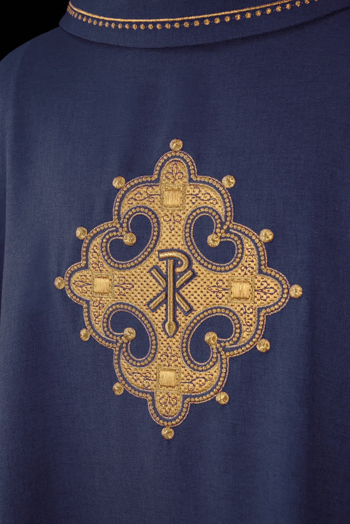 Chasuble avec croix brodée et bordure dorée sur le col en violet