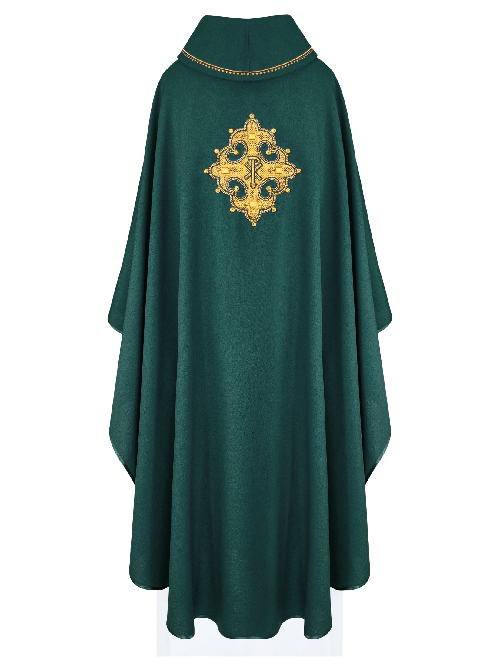 Chasuble avec croix brodée et bordure dorée sur le col en vert