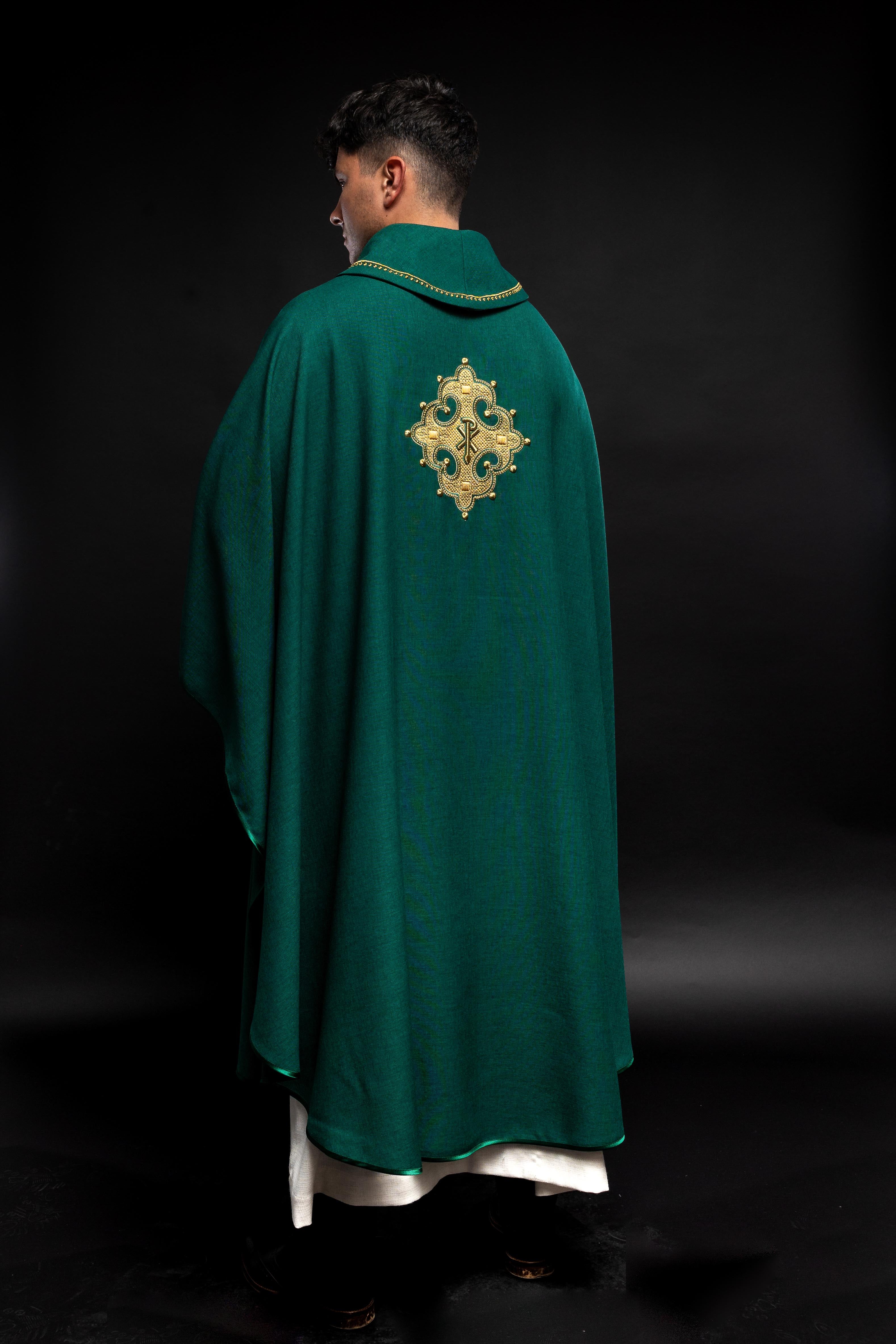 Chasuble avec croix brodée et bordure dorée sur le col en vert