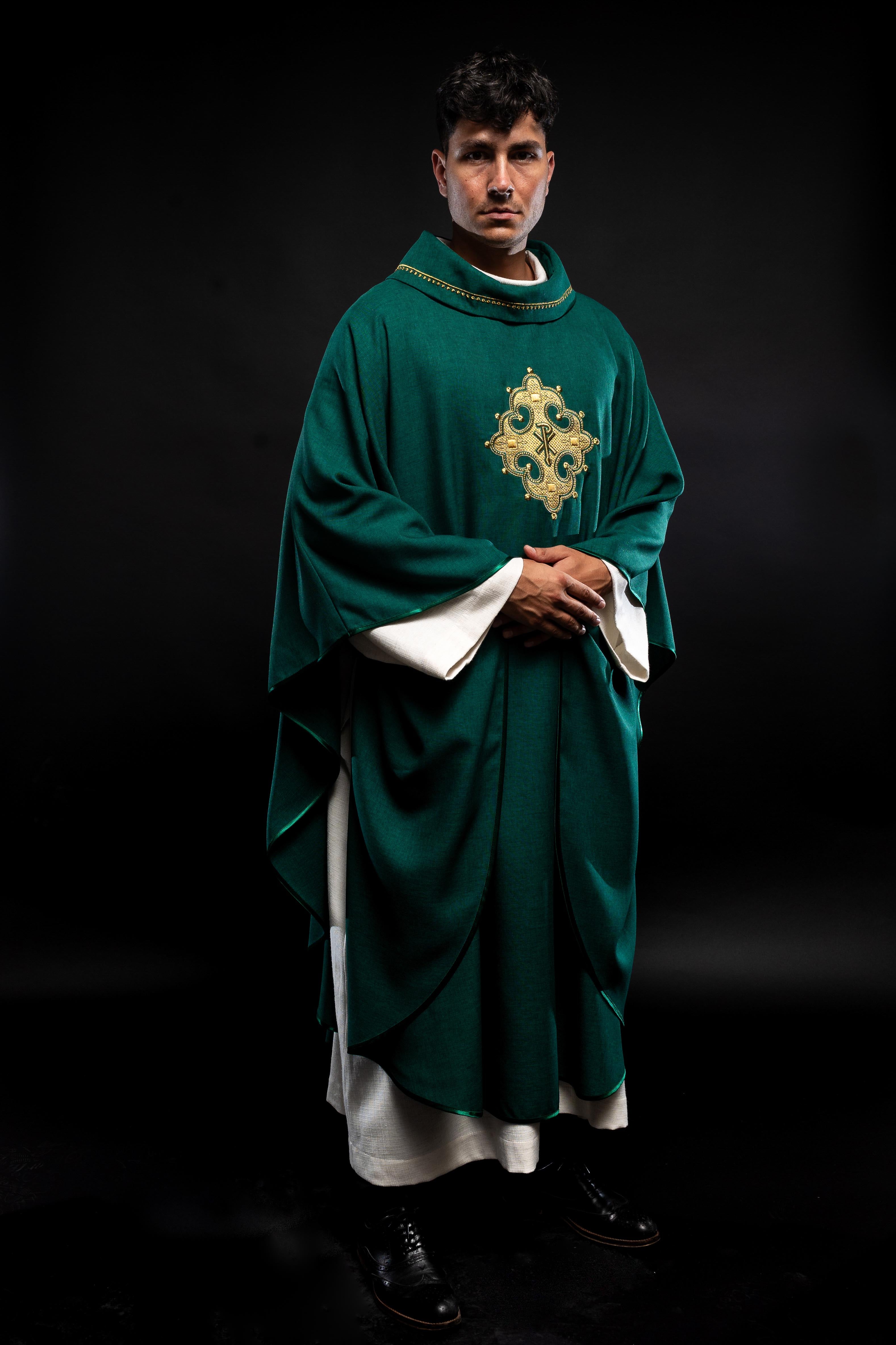 Chasuble avec croix brodée et bordure dorée sur le col en vert