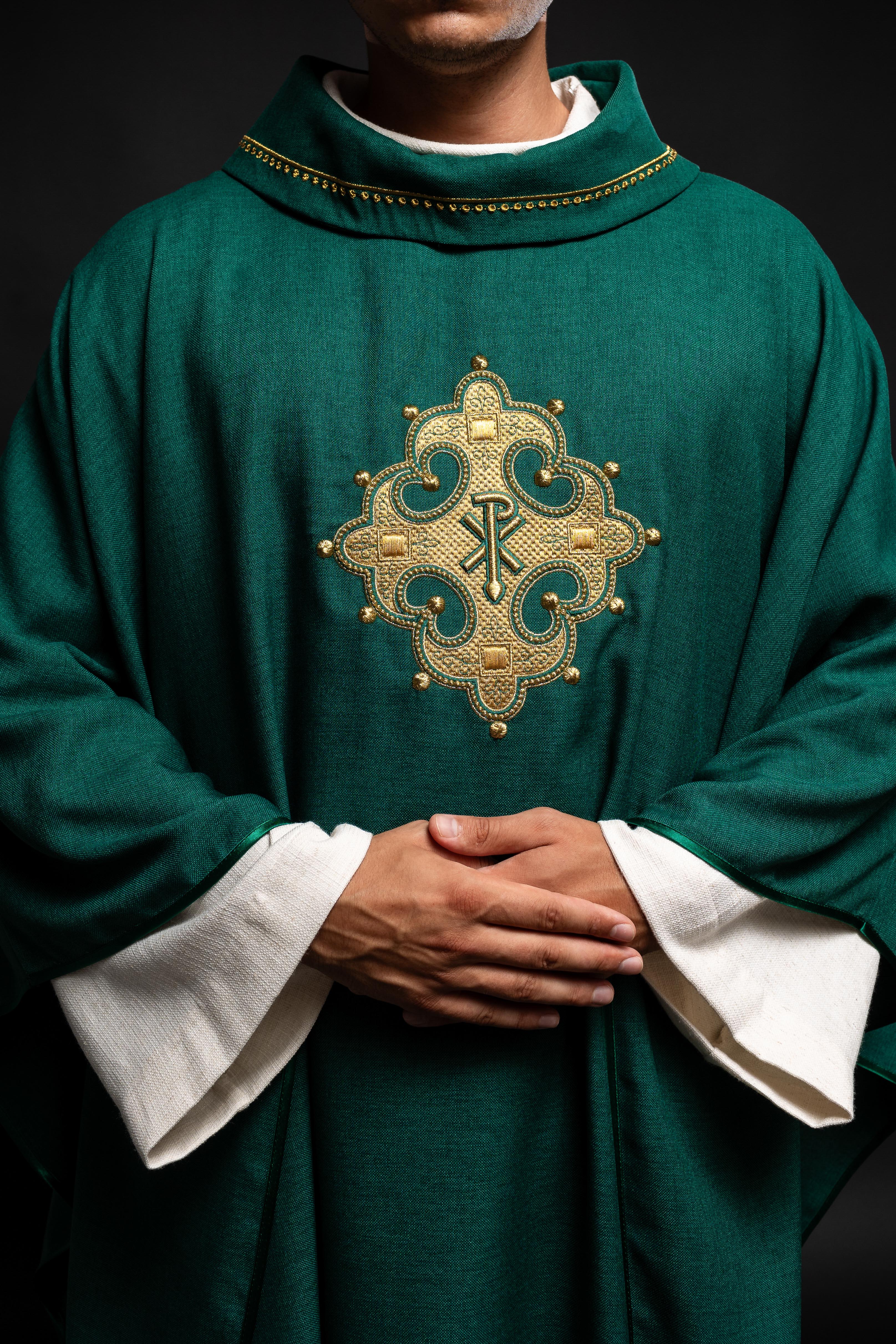 Chasuble avec croix brodée et bordure dorée sur le col en vert