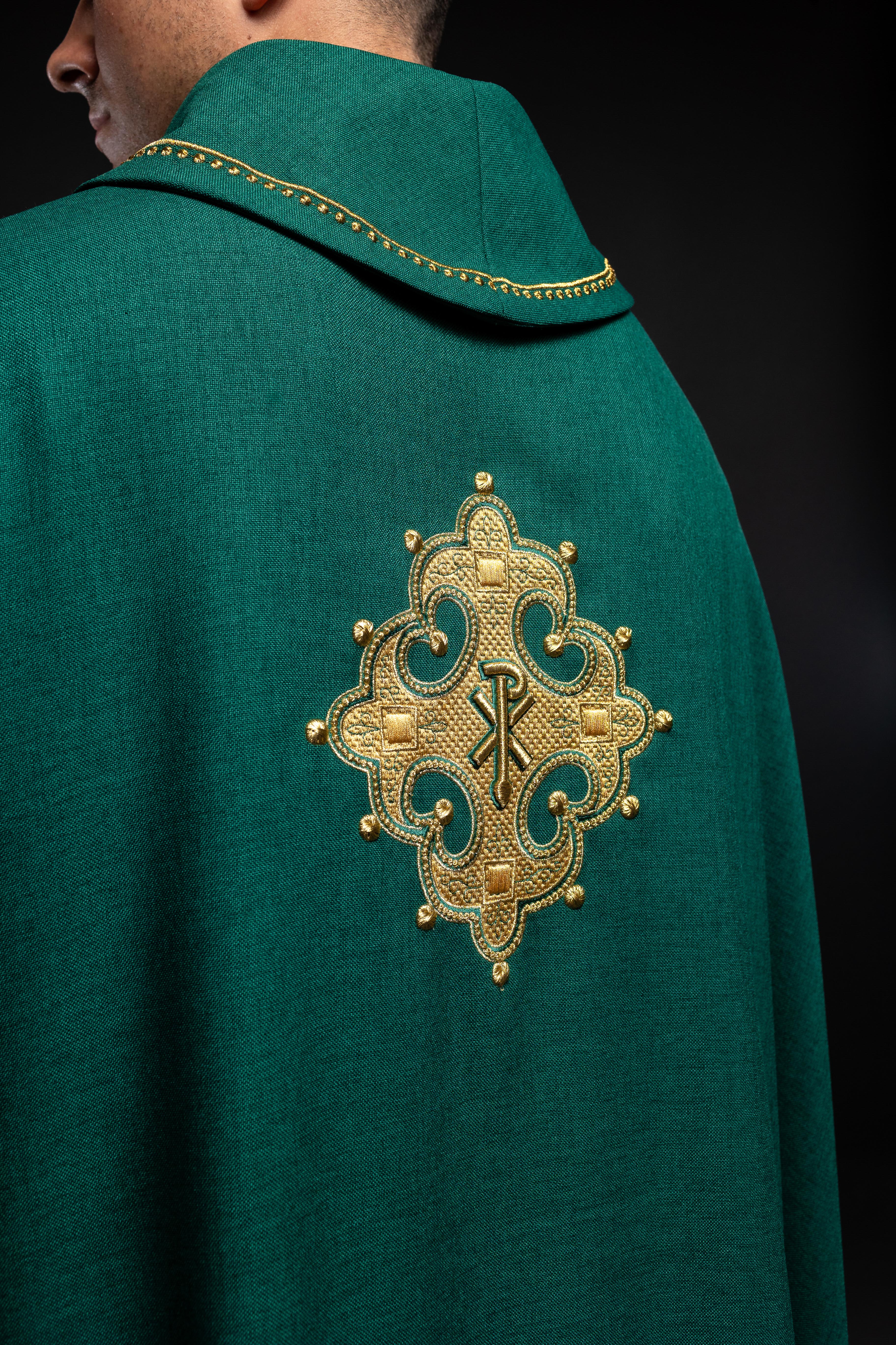 Chasuble avec croix brodée et bordure dorée sur le col en vert