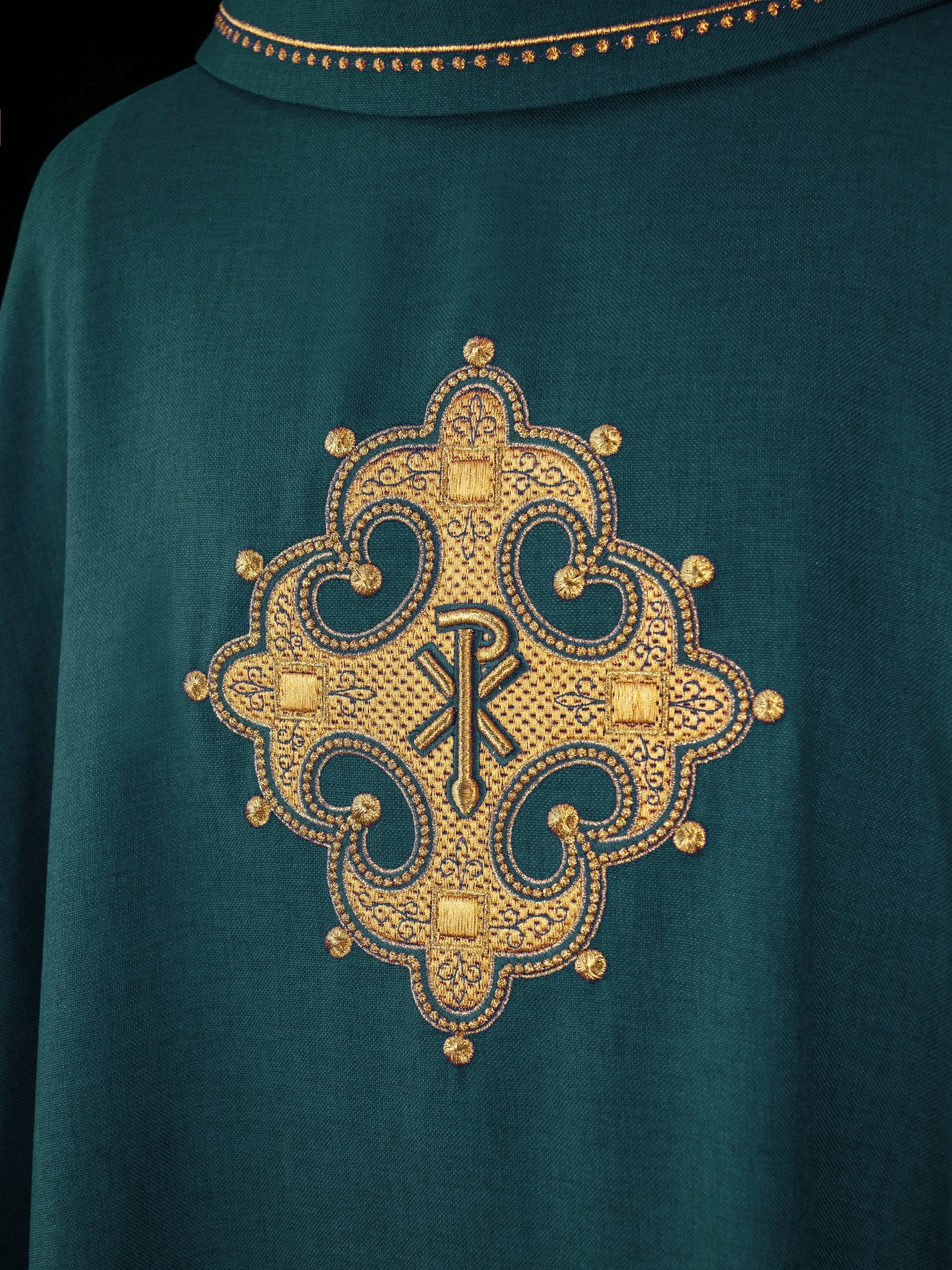 Chasuble avec croix brodée et bordure dorée sur le col en vert