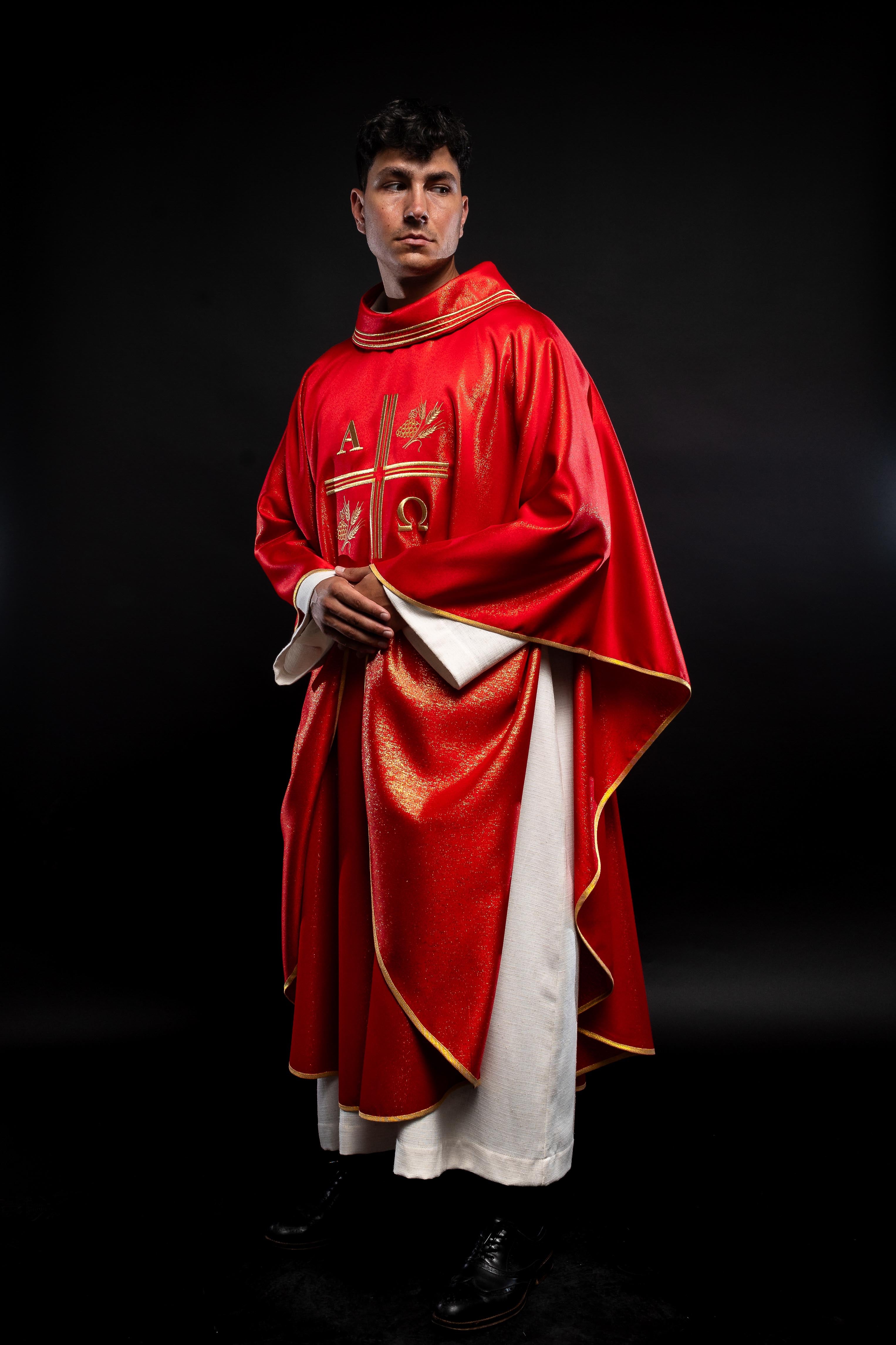 Chasuble avec croix brodée, motifs Alpha et Omega et oreilles en rouge