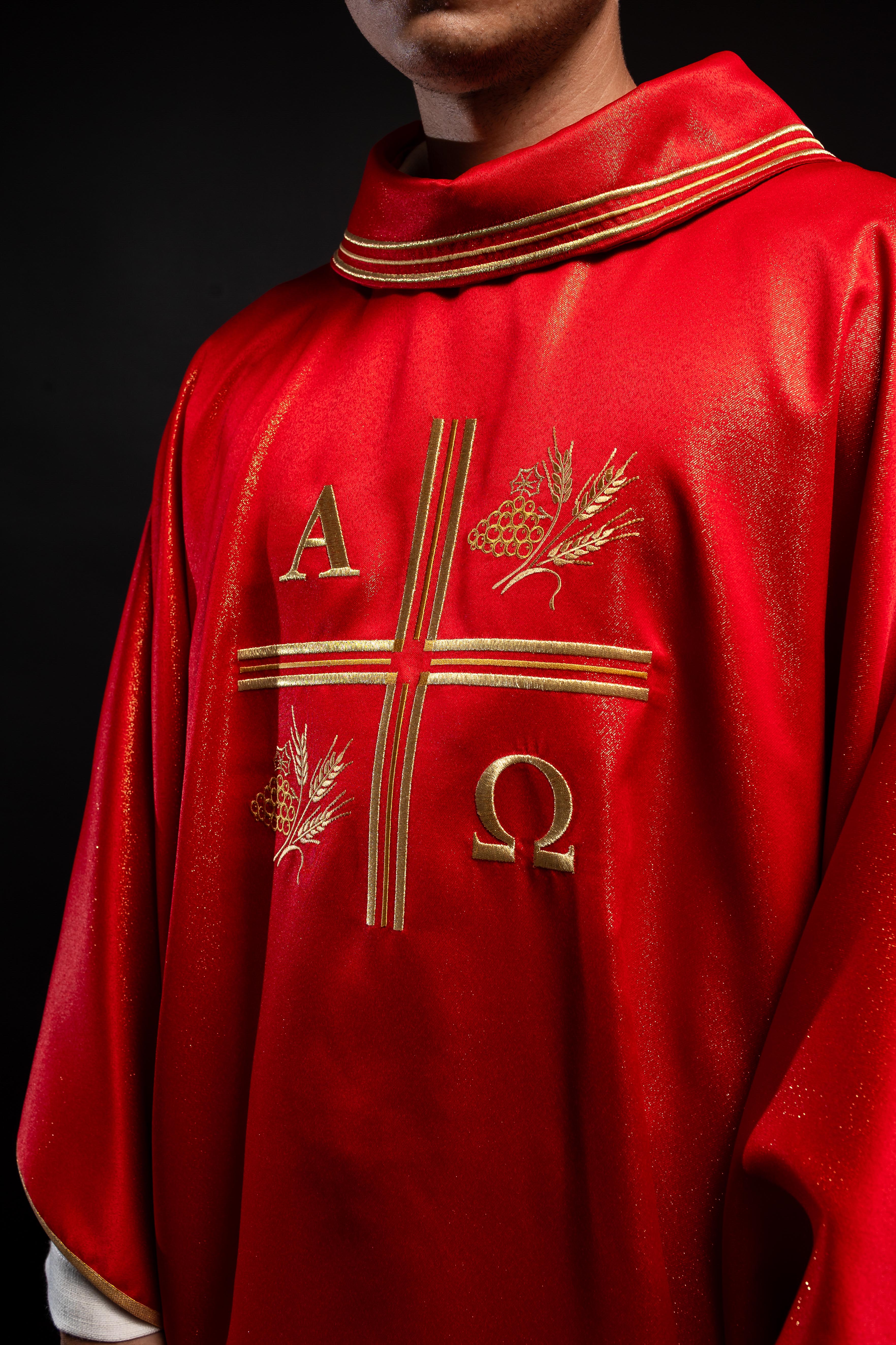 Chasuble avec croix brodée, motifs Alpha et Omega et oreilles en rouge