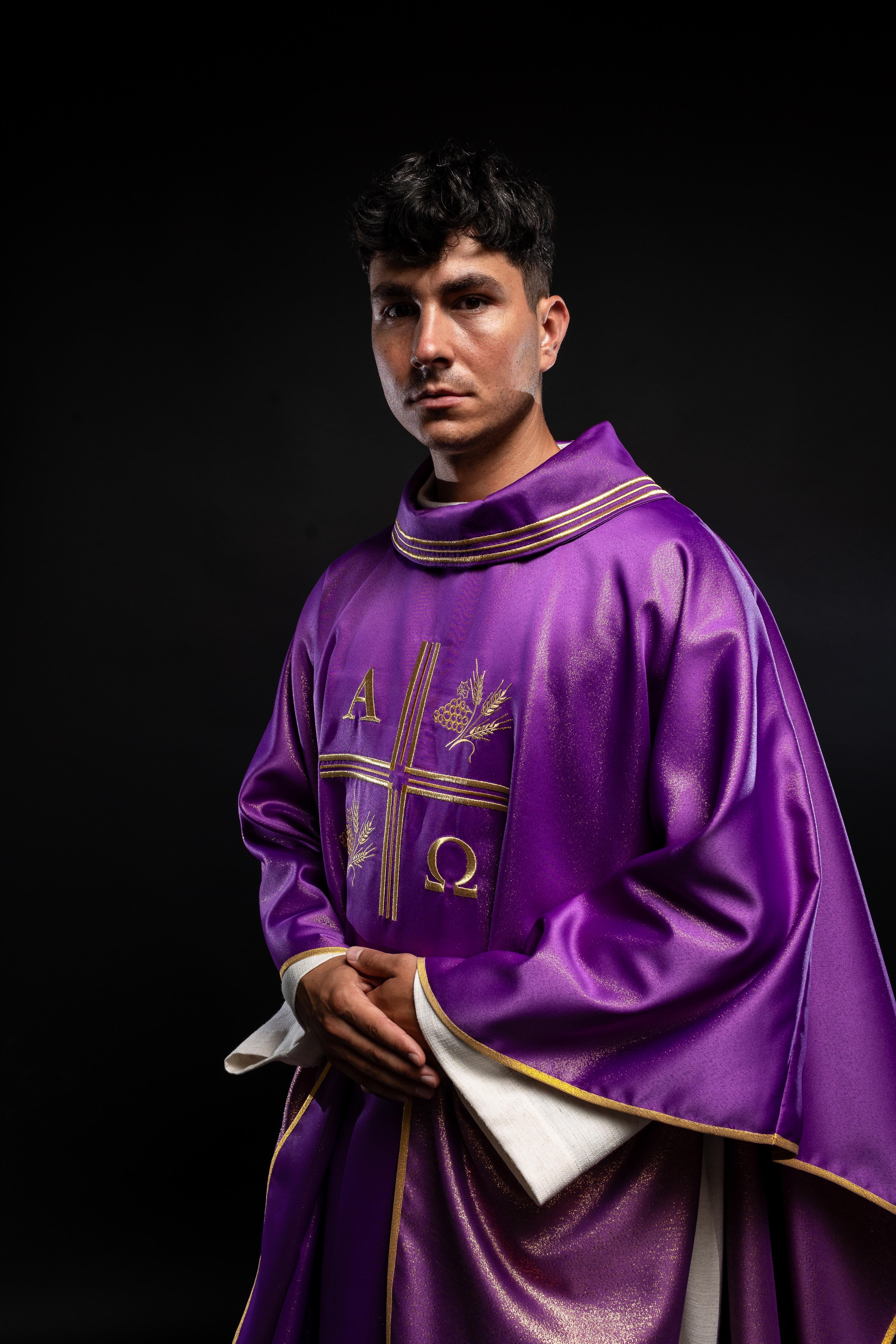 Chasuble avec croix brodée, motifs Alpha et Omega et oreilles en violet