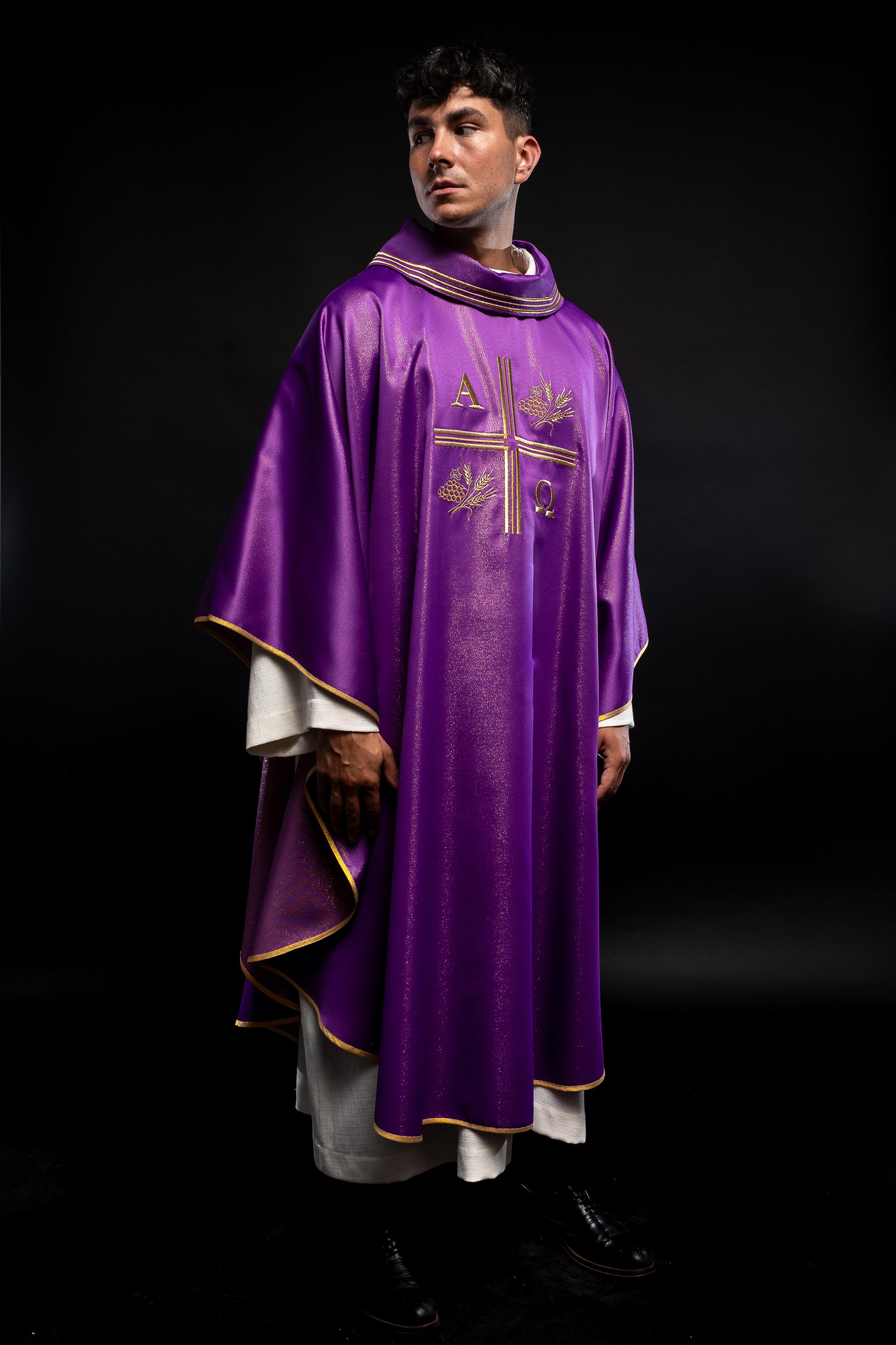 Chasuble avec croix brodée, motifs Alpha et Omega et oreilles en violet