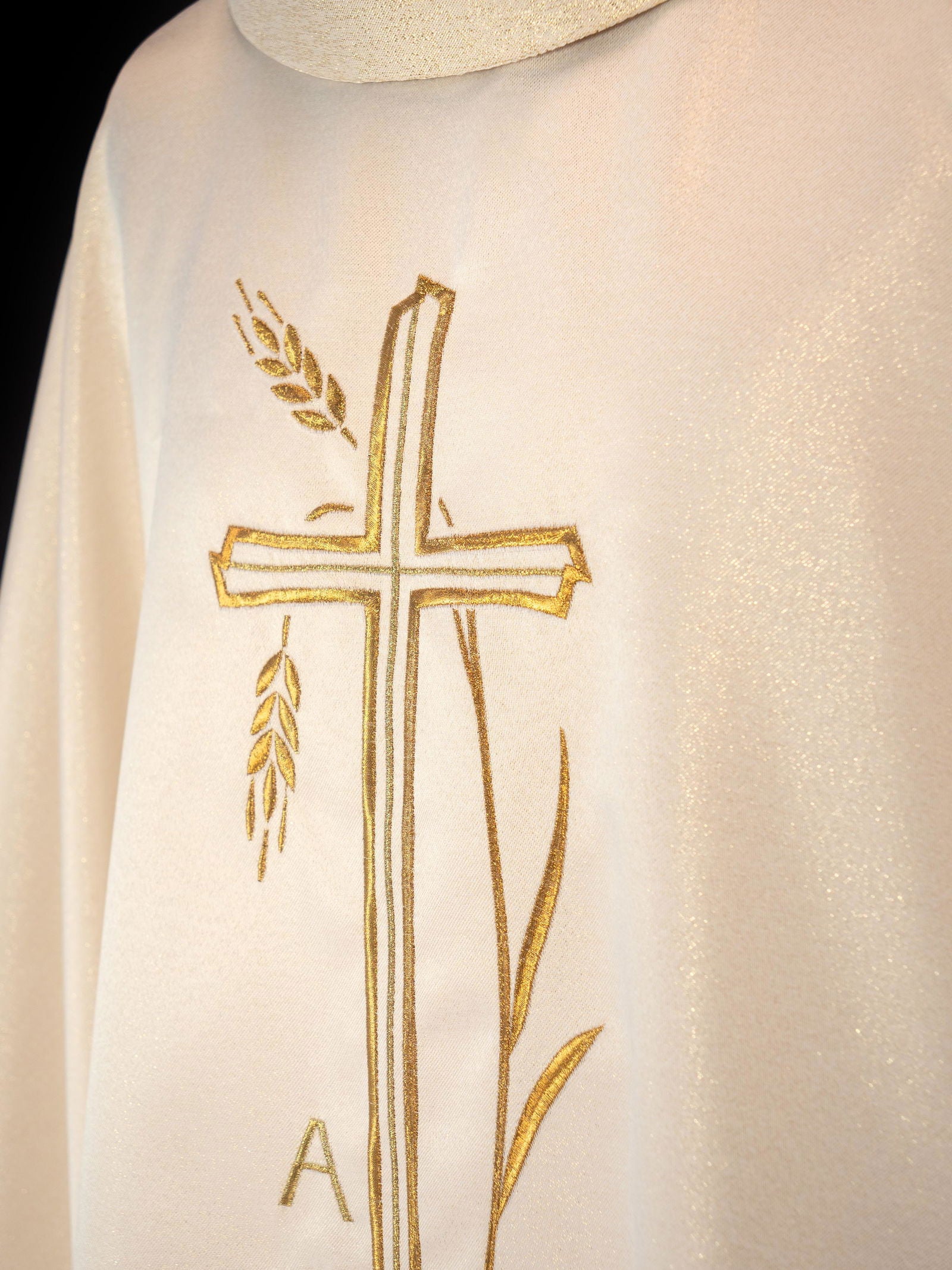 Chasuble avec motif de croix et d'oreilles en écru