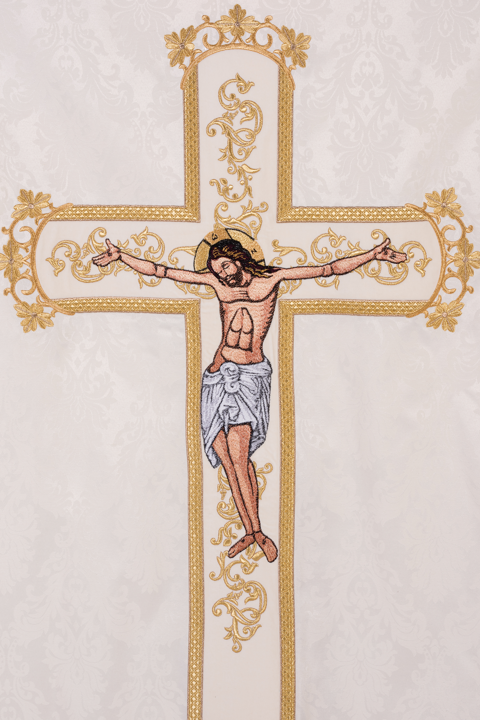 Chasuble avec l'image de Jésus-Christ en croix en écru