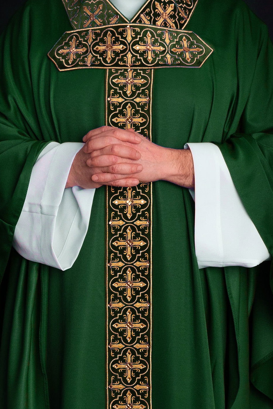 Chasuble verte avec ceinture brodée suspendue et 500 pierres