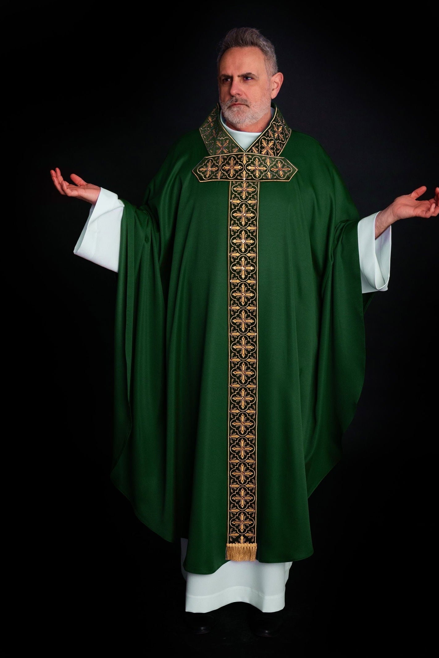 Chasuble verte avec ceinture brodée suspendue et 500 pierres