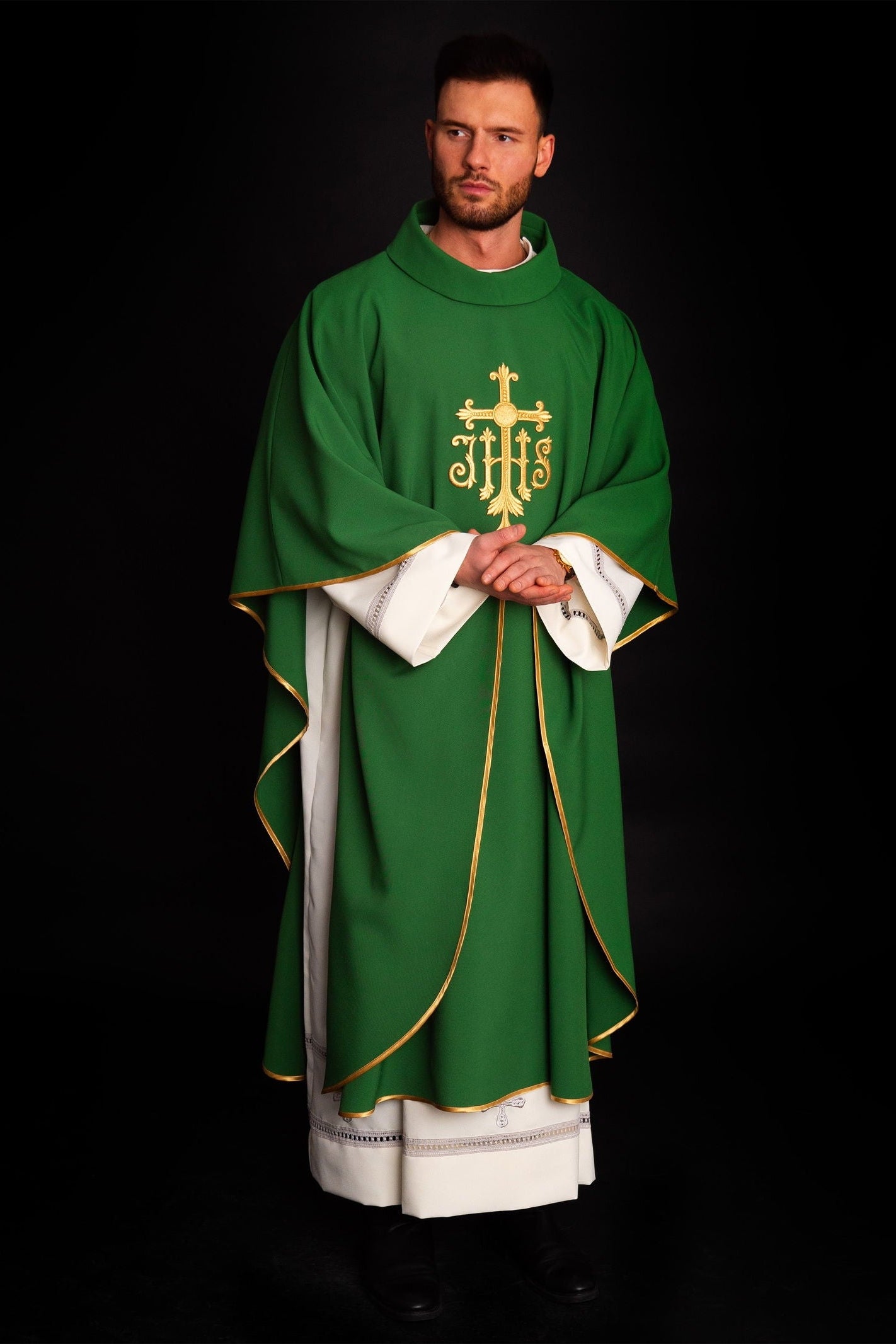 Chasuble verte JHS avec broderie en relief