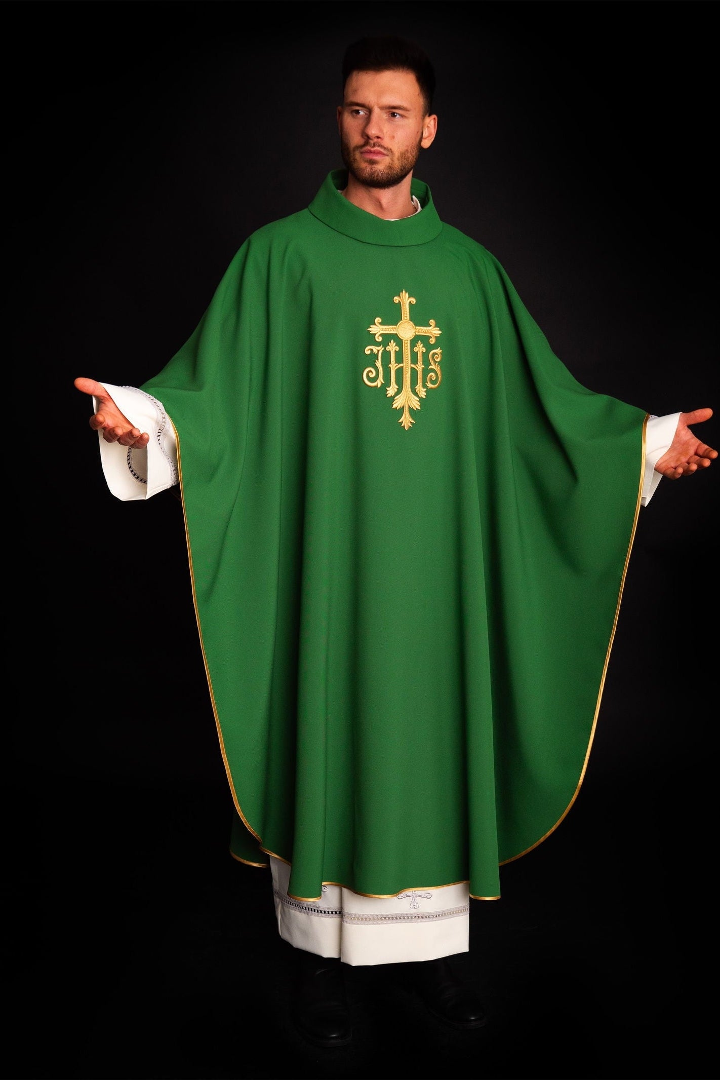 Chasuble verte JHS avec broderie en relief