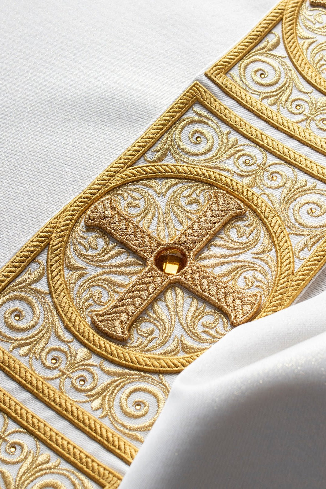 Chasuble en or richement brodée et ornée de pierres