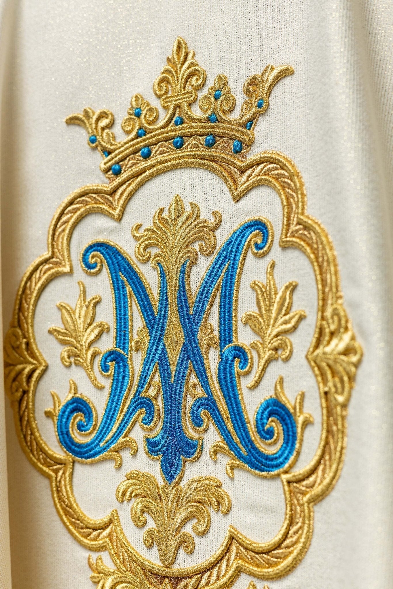 Ornement liturgique avec blason marial brodé et couronne LE/7044/05 - CHASUBLES.FR