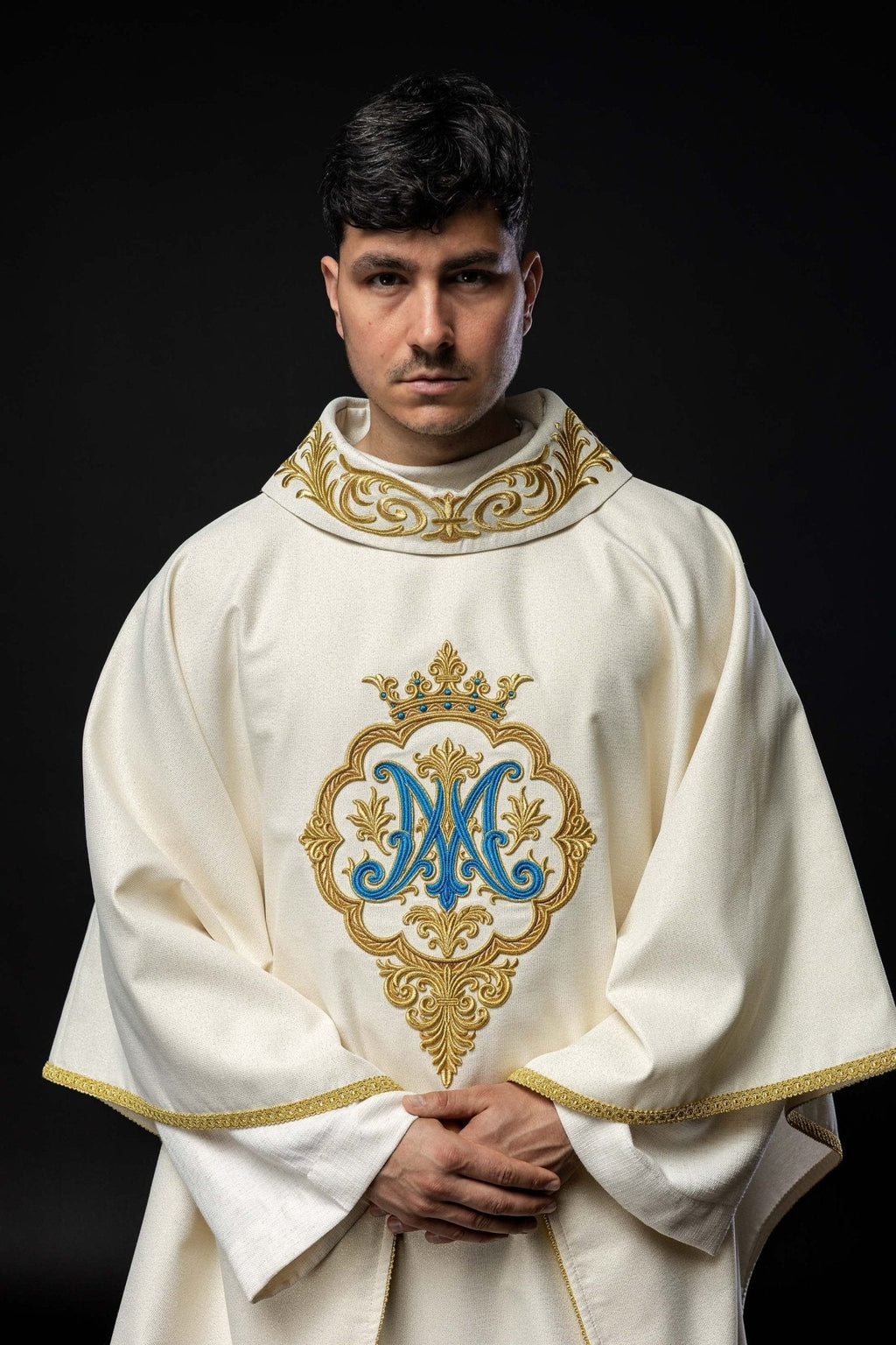 Ornement liturgique avec blason marial brodé et couronne LE/7044/05 - CHASUBLES.FR
