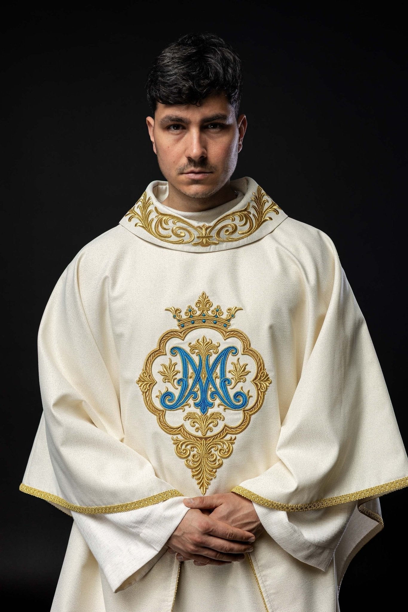 Ornement liturgique avec blason marial brodé et couronne LE/7044/05 - CHASUBLES.FR