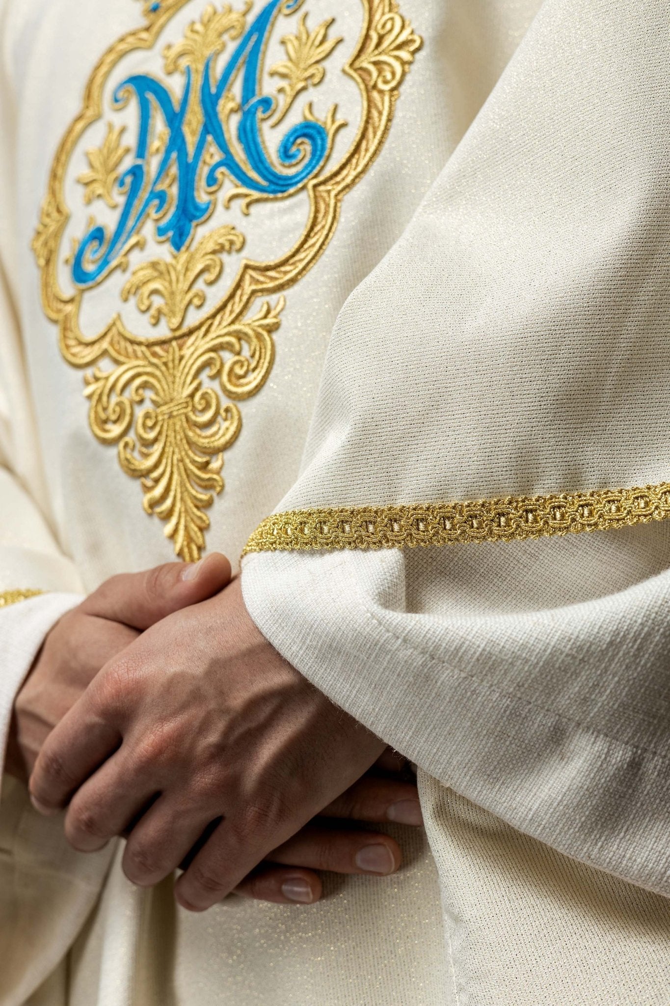 Ornement liturgique avec blason marial brodé et couronne LE/7044/05 - CHASUBLES.FR
