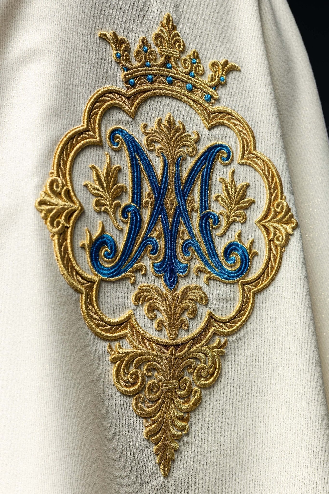Ornement liturgique avec blason marial brodé et couronne LE/7044/05 - CHASUBLES.FR
