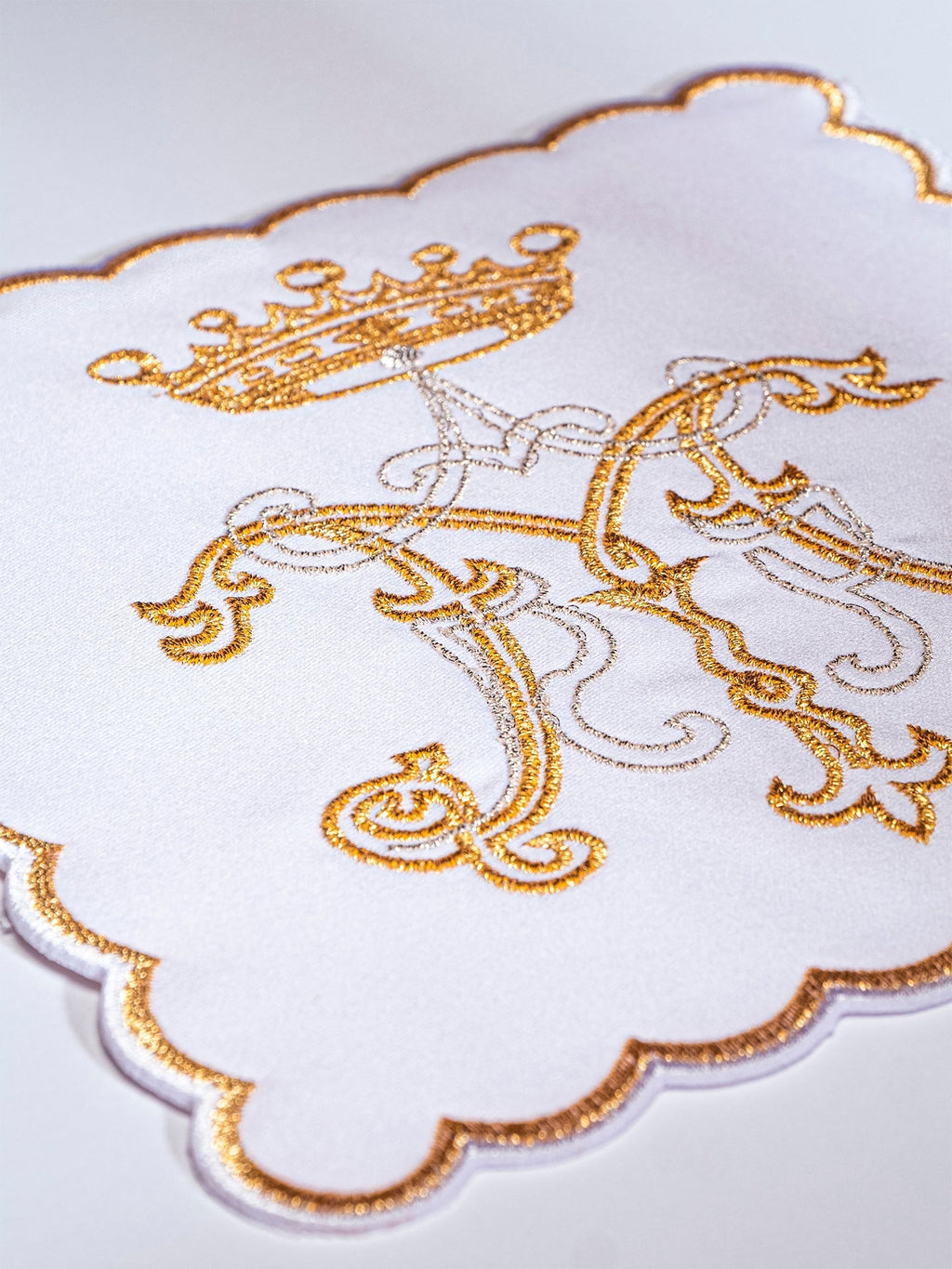 Pale brodée avec le symbole marial KPA/020/04 18*18 BIAŁY - CHASUBLES.FR