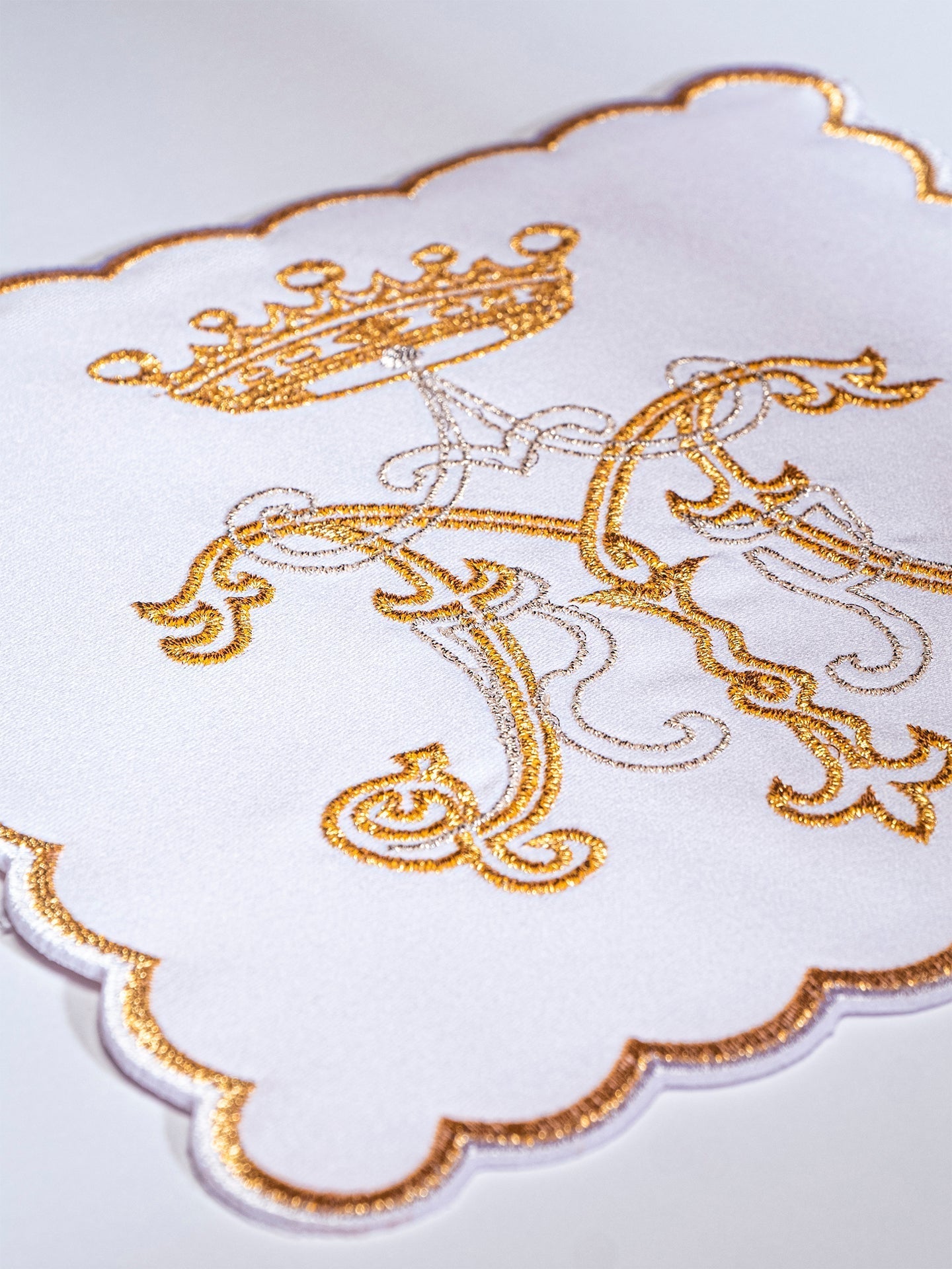 Pale brodée avec le symbole marial KPA/020/04 18*18 BIAŁY - CHASUBLES.FR