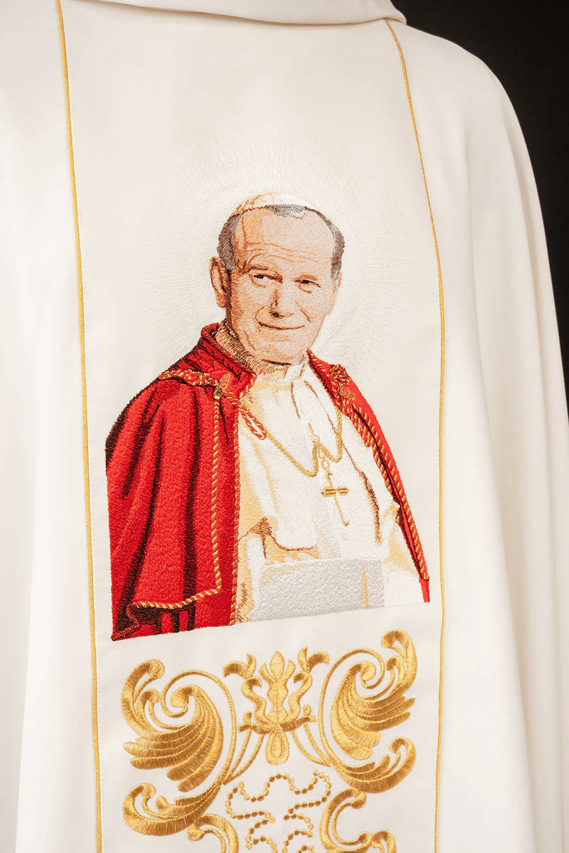 Chasuble ecru avec l'image du pape Jean-Paul II