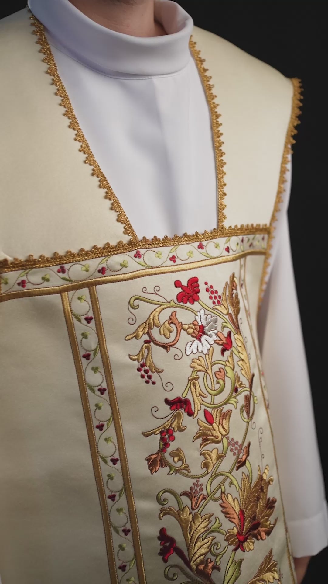 Chasuble romaine brodée du Cœur de Jésus-Christ