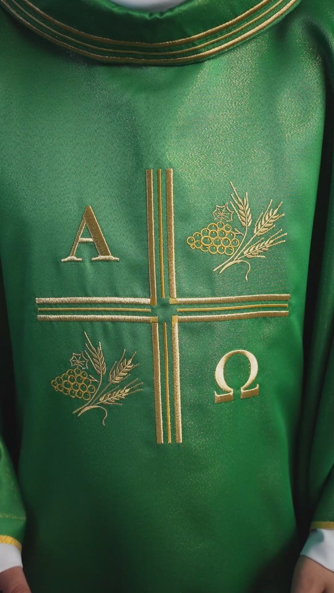 Chasuble avec croix brodée, motifs Alpha et Omega et oreilles en vert