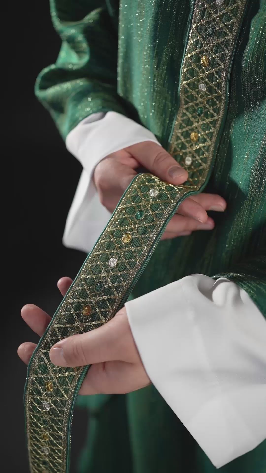 Chasuble verte avec bande et col brodés