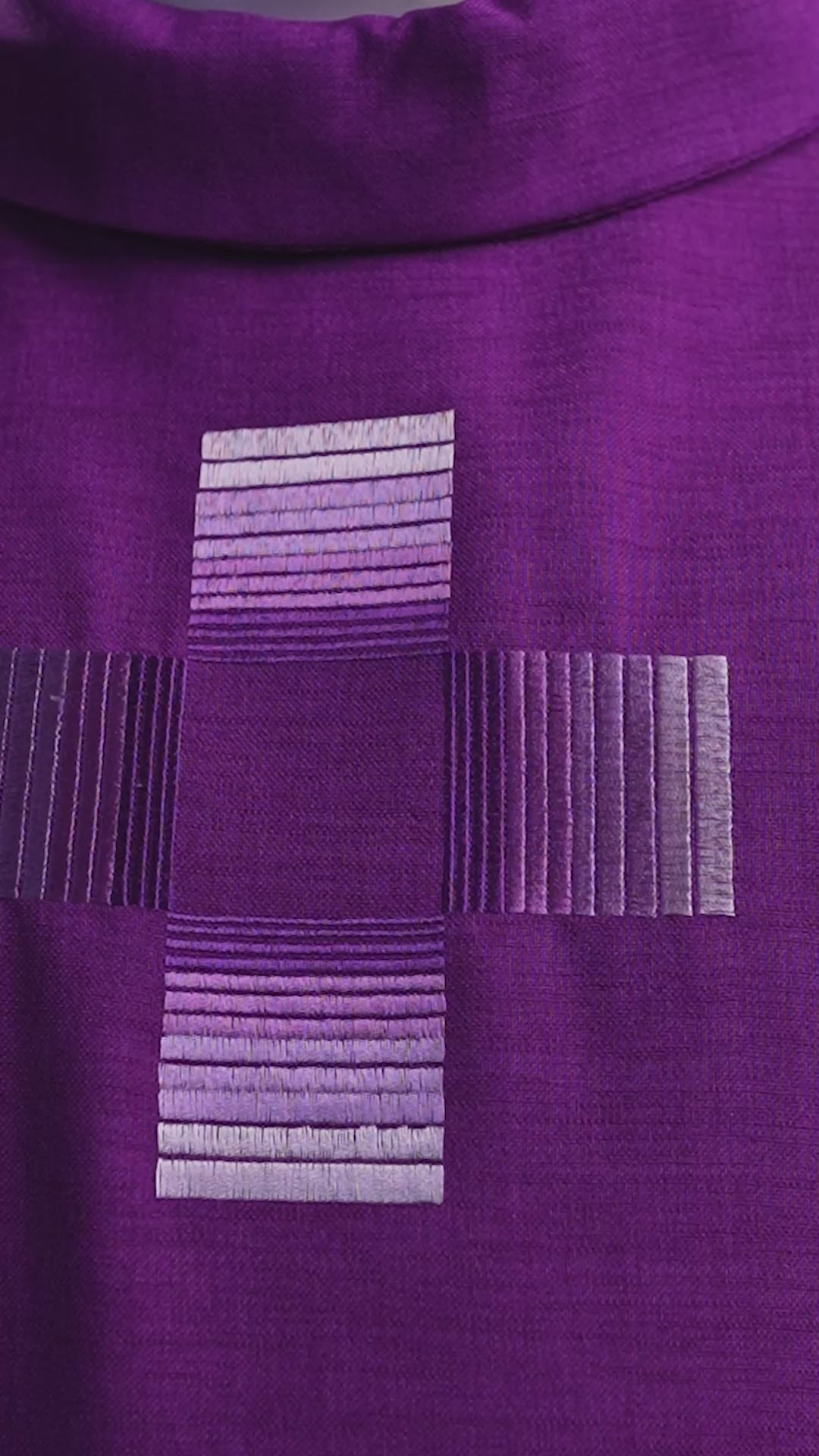 Chasuble avec croix brodées en violet