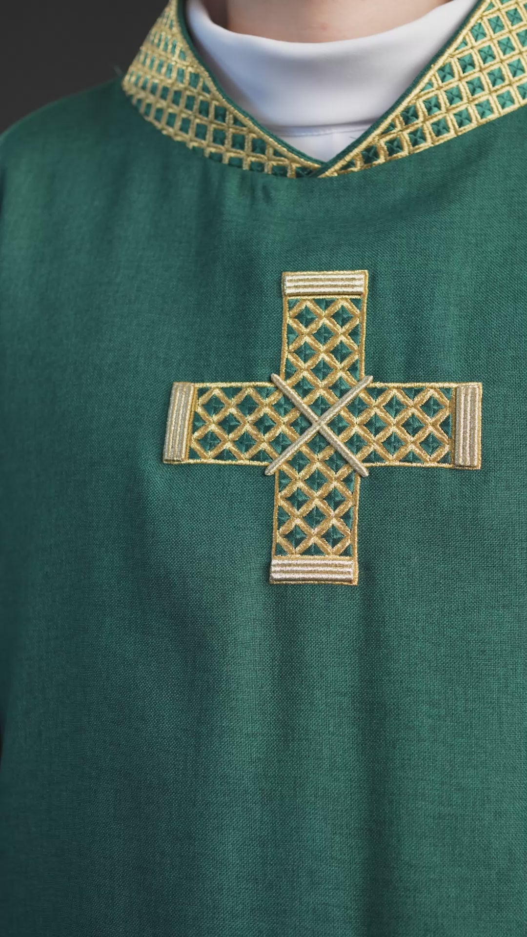 Chasuble verte avec croix et col brodés en or