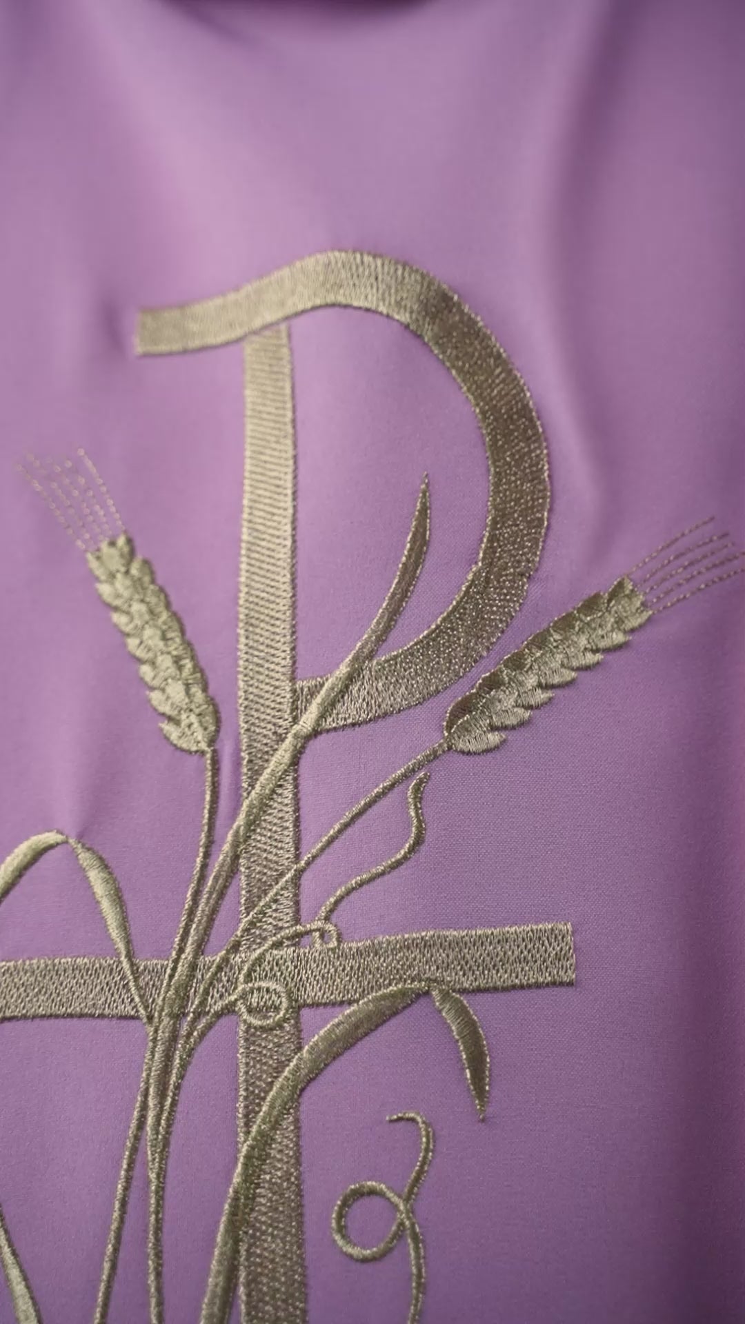 Chasuble rose avec broderie de croix dorée
