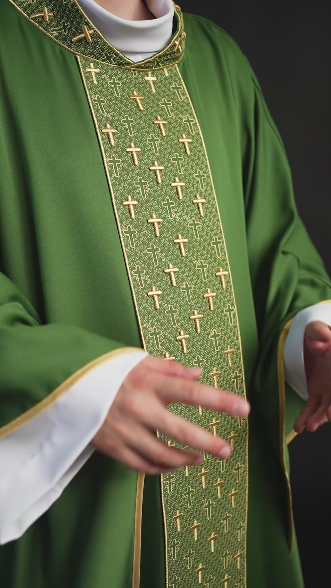 Chasuble avec ceinture richement brodée de croix en vert