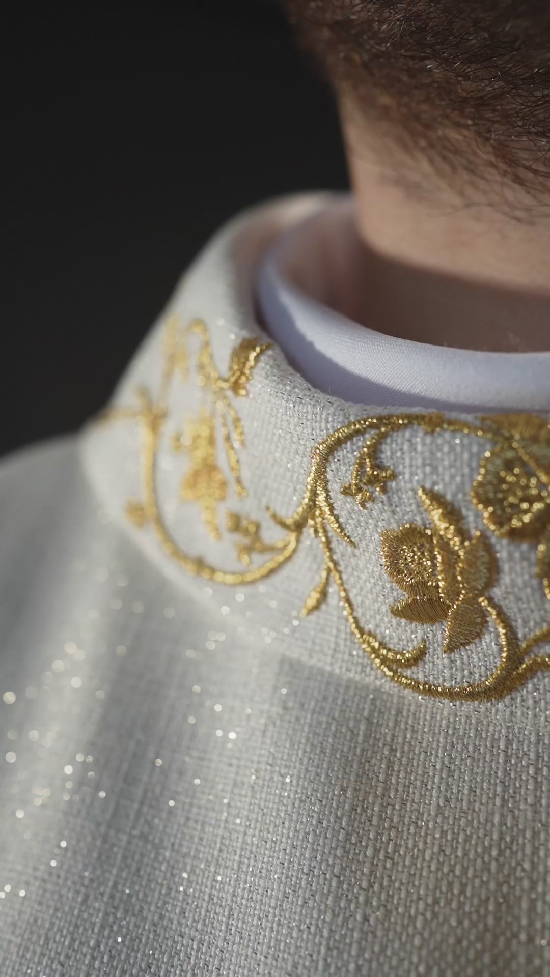 Chasuble liturgique avec armoiries mariales et couronne brodées