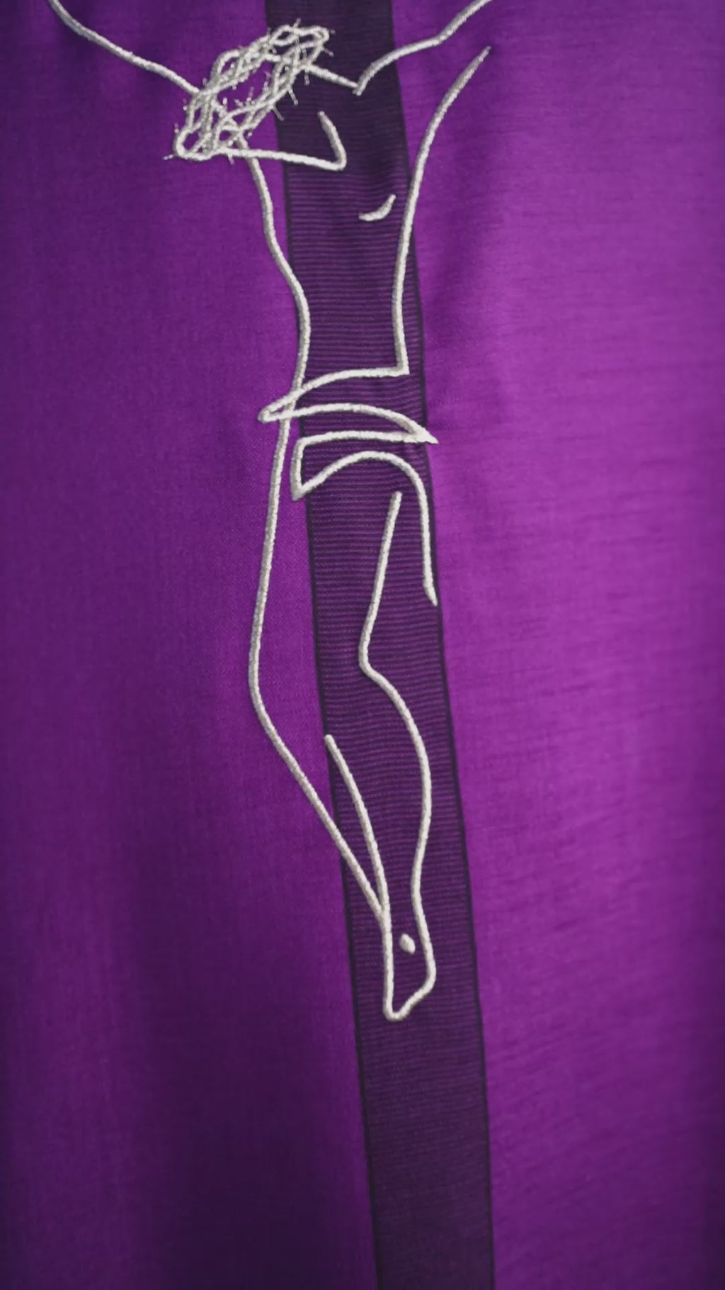 Ornat avec motif Jésus sur la croix, couleur violet