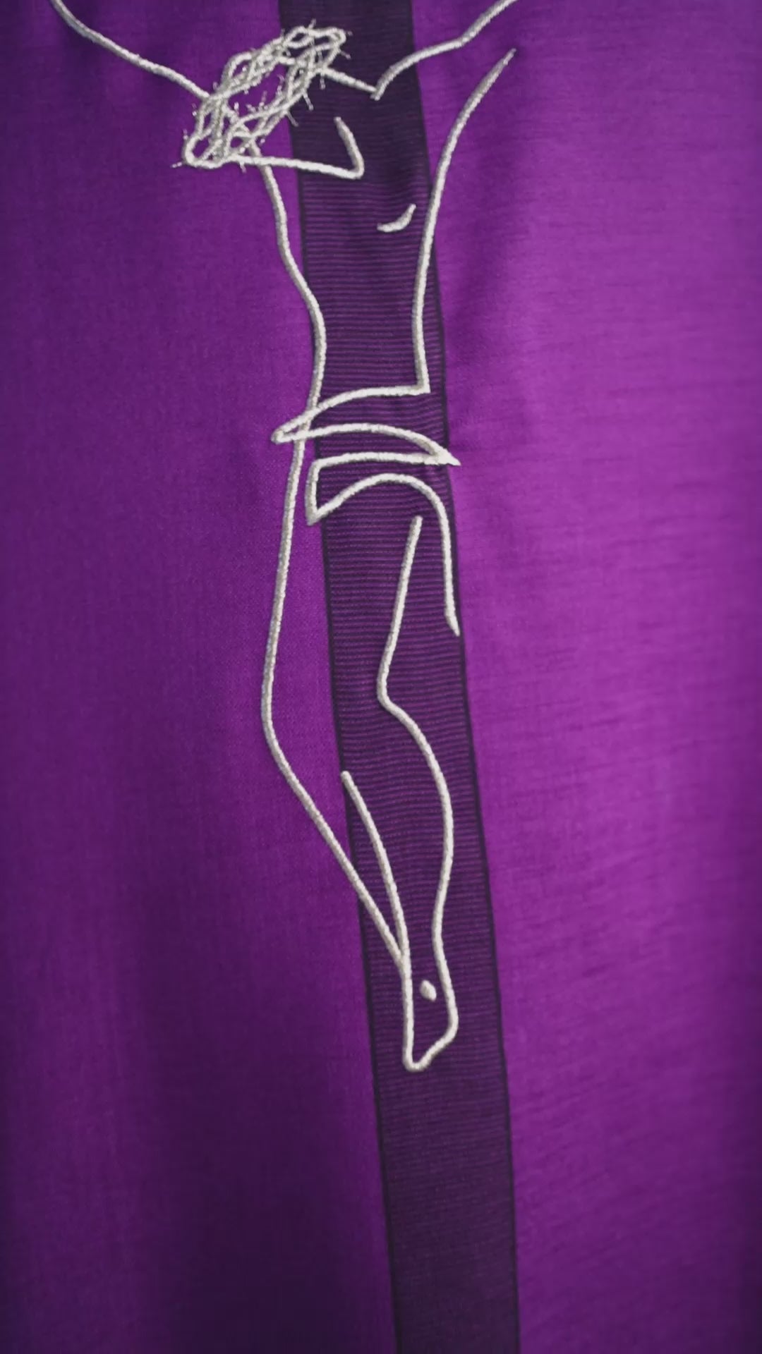 Ornat avec motif Jésus sur la croix, couleur violet