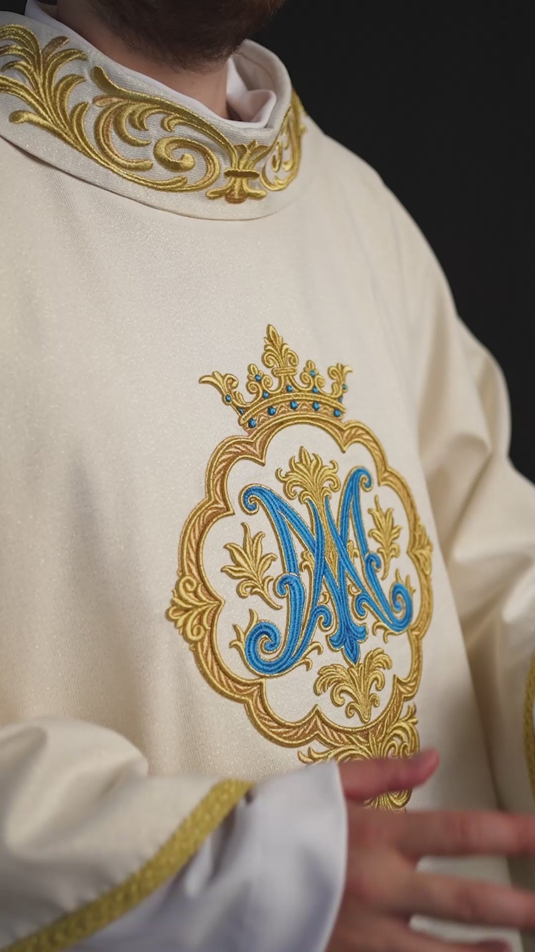 Ornement liturgique avec blason marial brodé et couronne