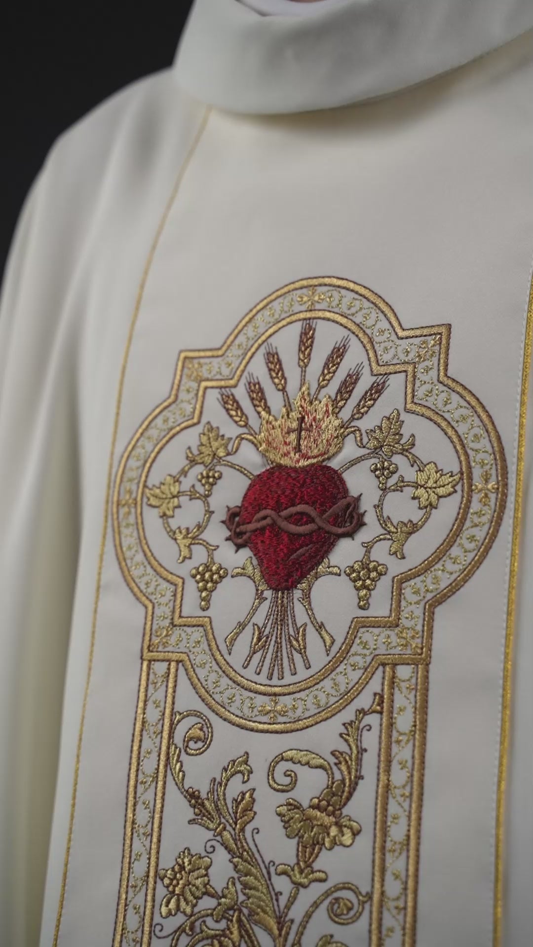 Chasuble richement brodée du symbole du Sacré-CŒUR de Jésus écru