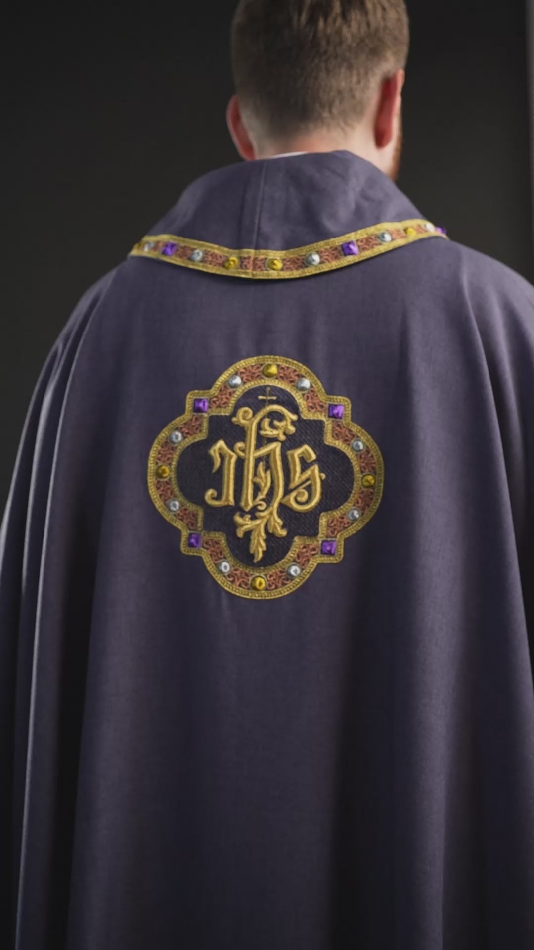 Chasuble avec ceinture richement brodée et passepoil autour de la broderie IHS et du col en violet