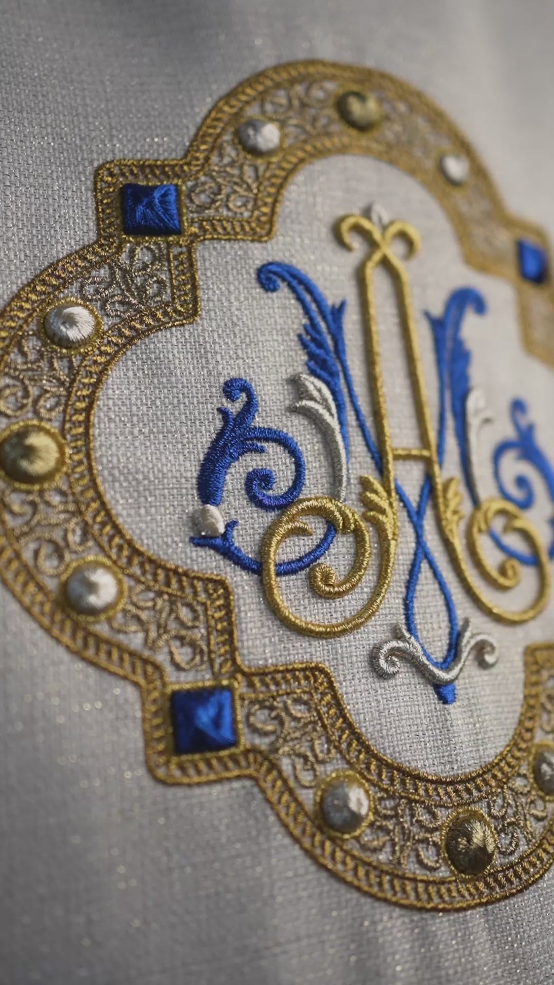 Chasuble liturgique avec blason marial brodé
