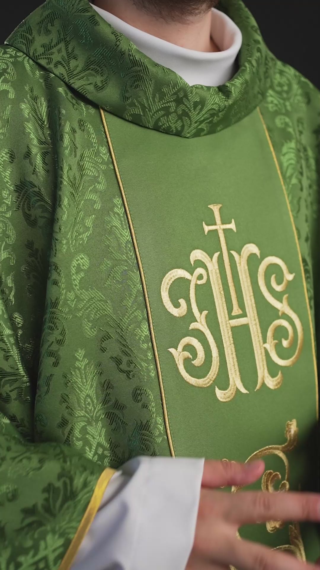 Chasuble liturgique verte avec ceinture IHS richement décorée