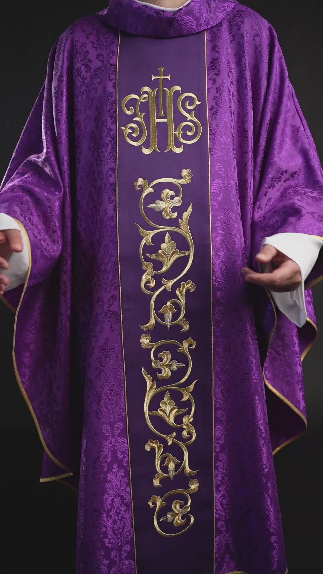 Chasuble liturgique violette avec ceinture IHS richement décorée