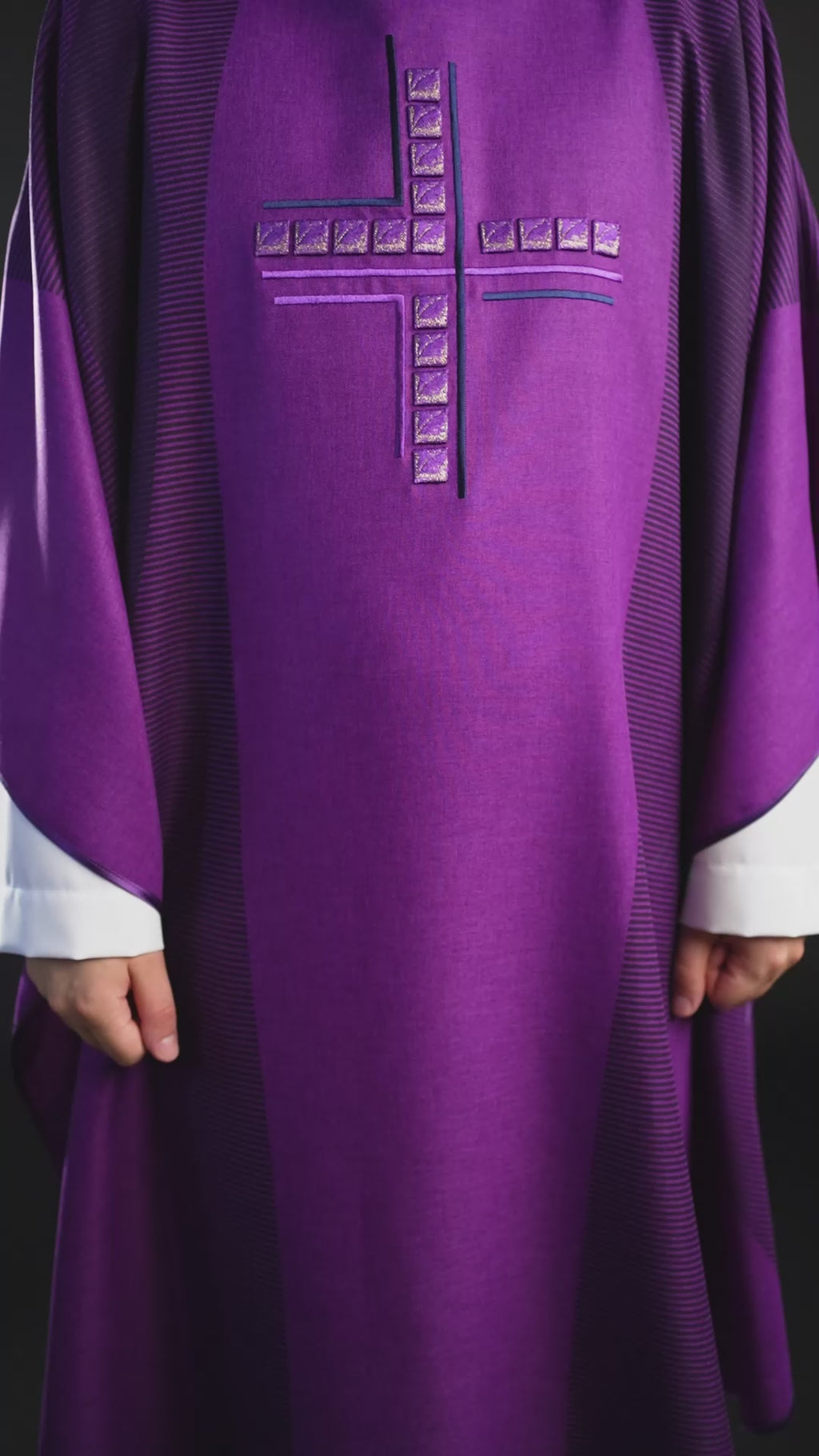 Chasuble violette avec croix