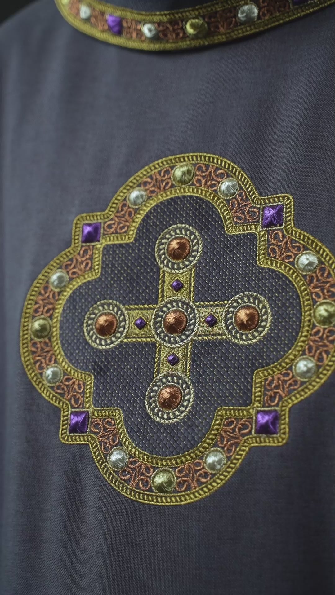 Chasuble en violet avec passepoil brodé sur le col et autour de la broderie de la croix