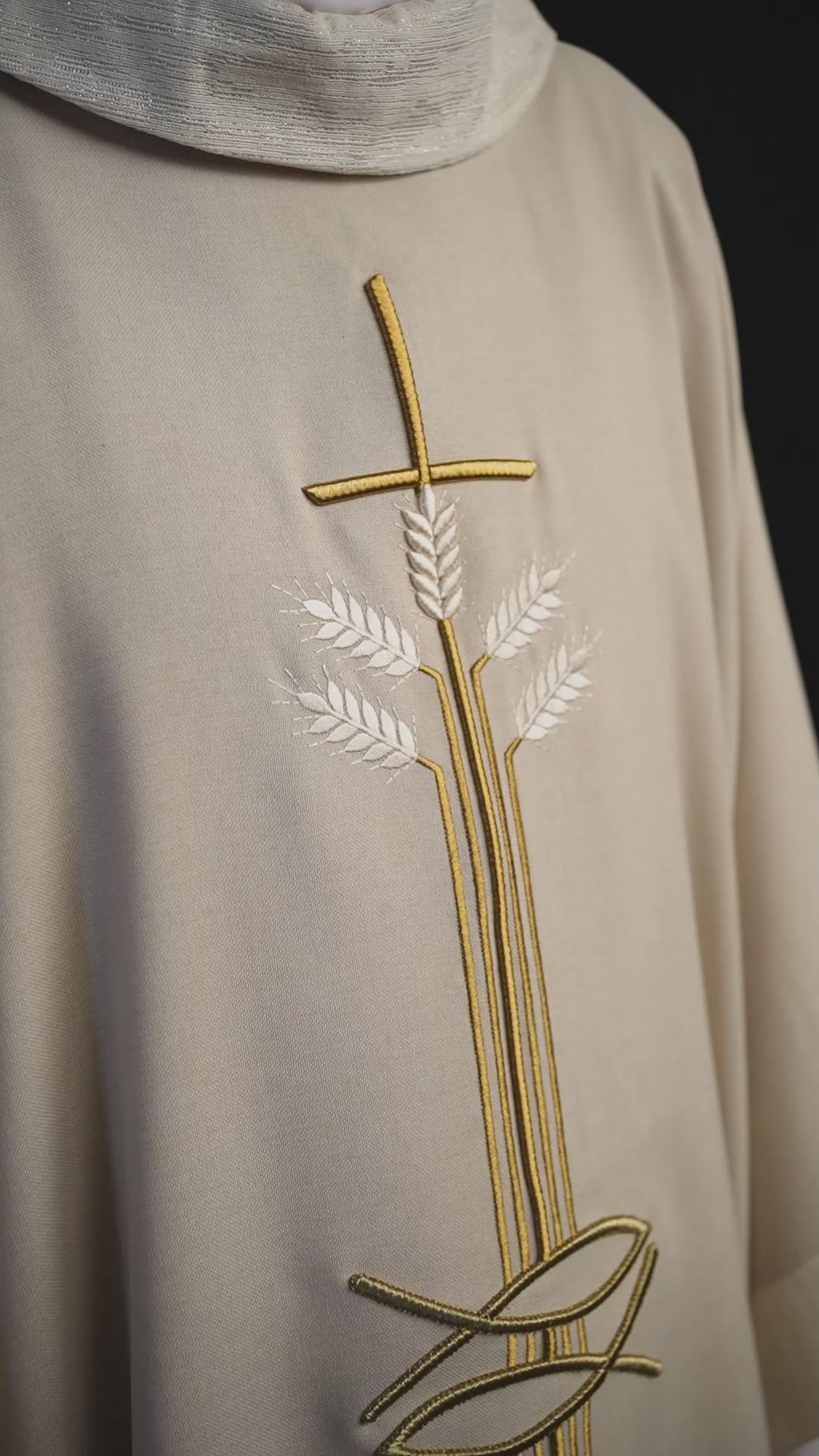 Chasuble avec motif de croix, d'oreilles et de poissons