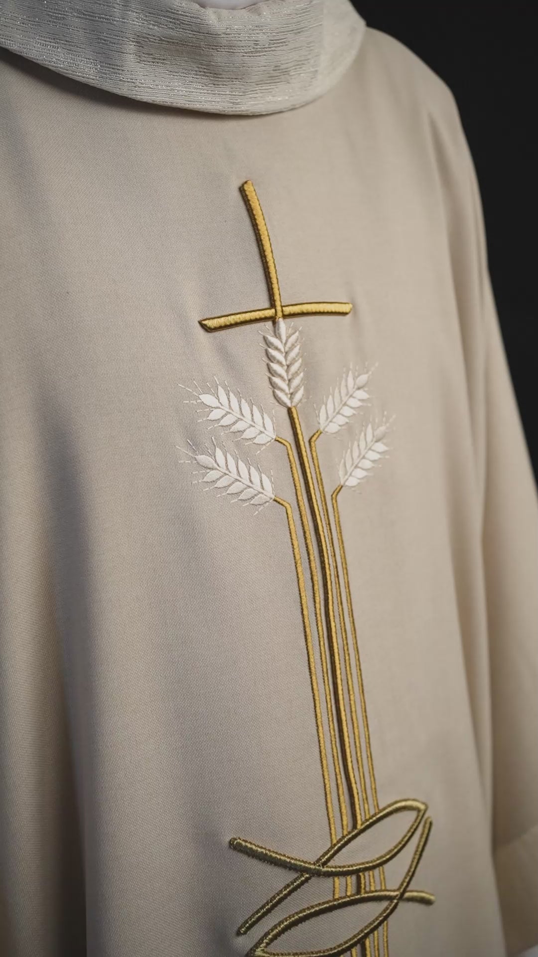Chasuble avec motif de croix, d'oreilles et de poissons