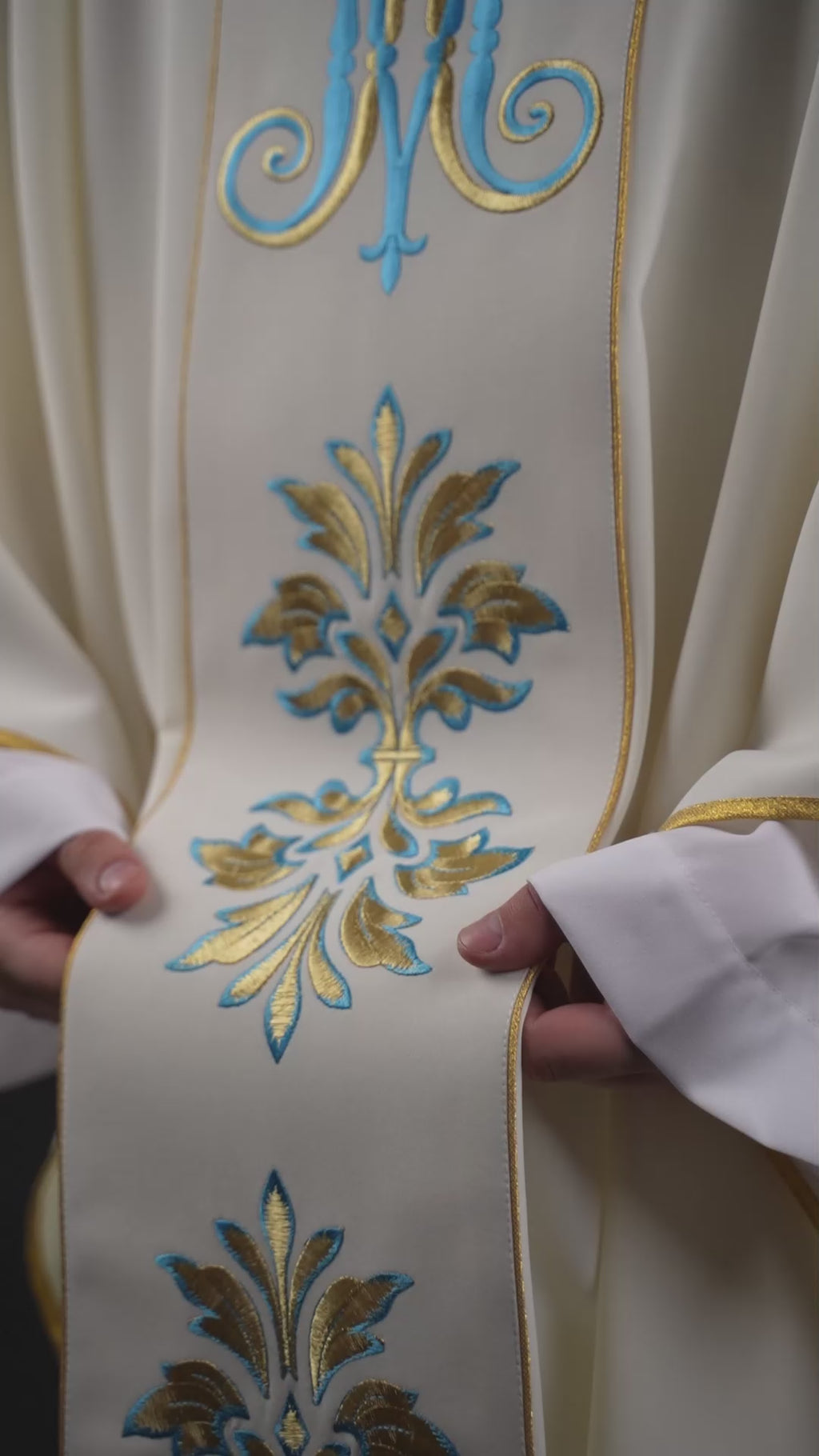 Chasuble avec motif marial de couleur écrue