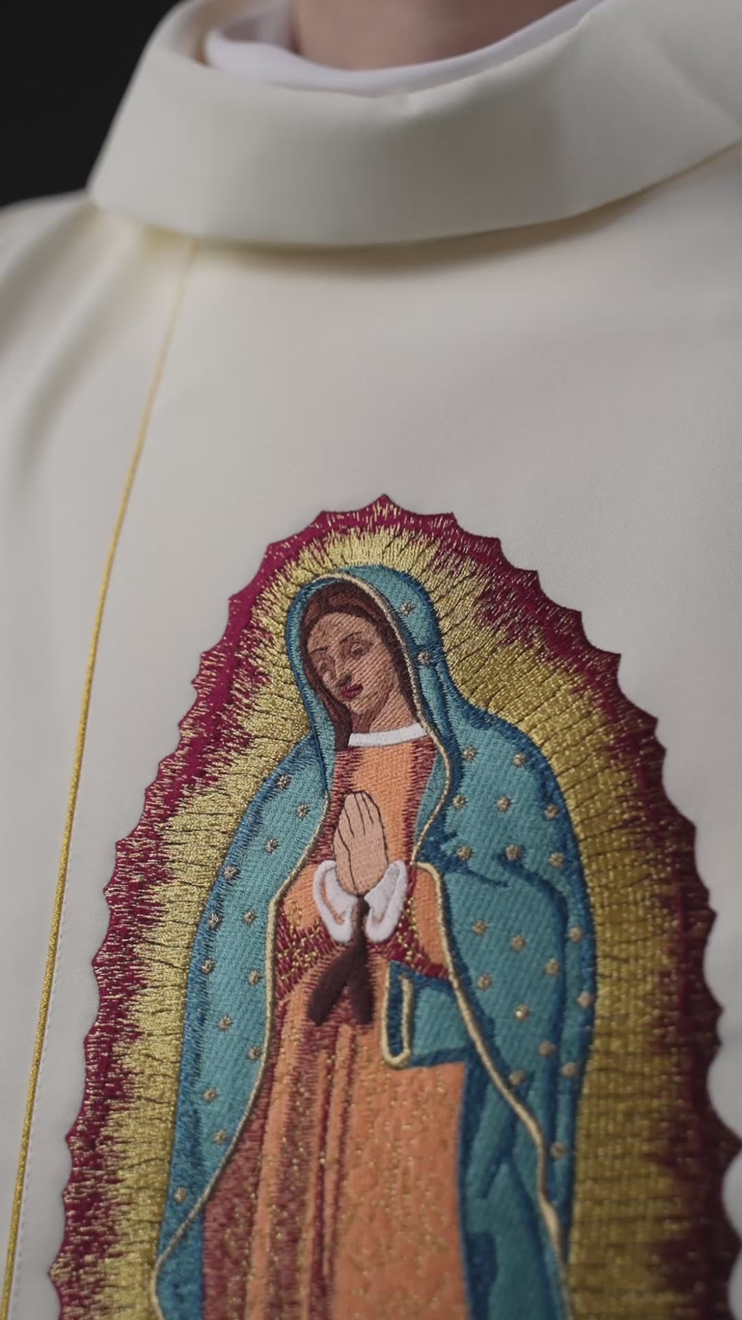 Chasuble brodée à l'effigie de Notre-Dame de Guadalupe